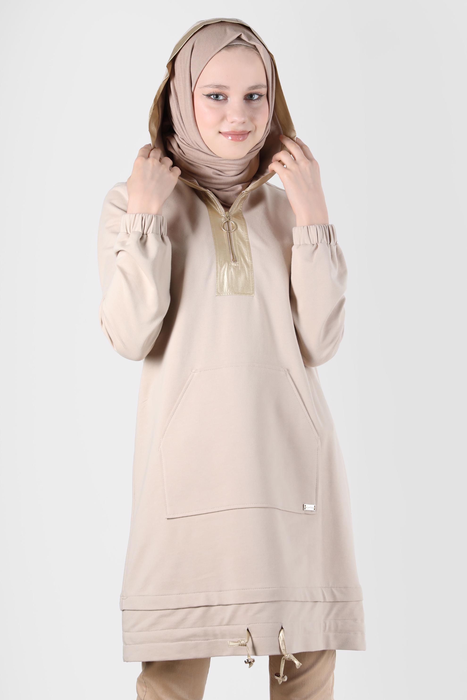 Tesettür giyim BEJ PARLAK DERİ DETAYLI KAPÜŞONLU EŞOFMAN TUNİK 42600 