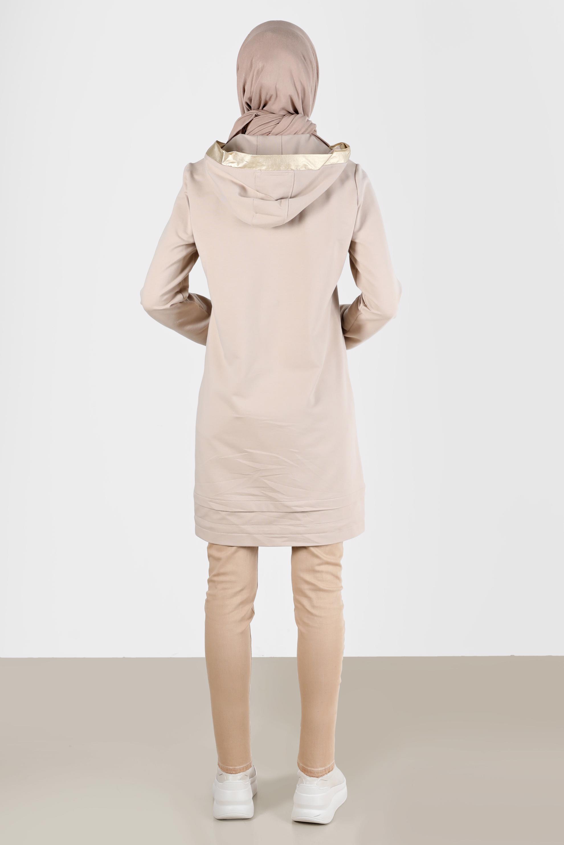 Tesettür giyim BEJ PARLAK DERİ DETAYLI KAPÜŞONLU EŞOFMAN TUNİK 42600 
