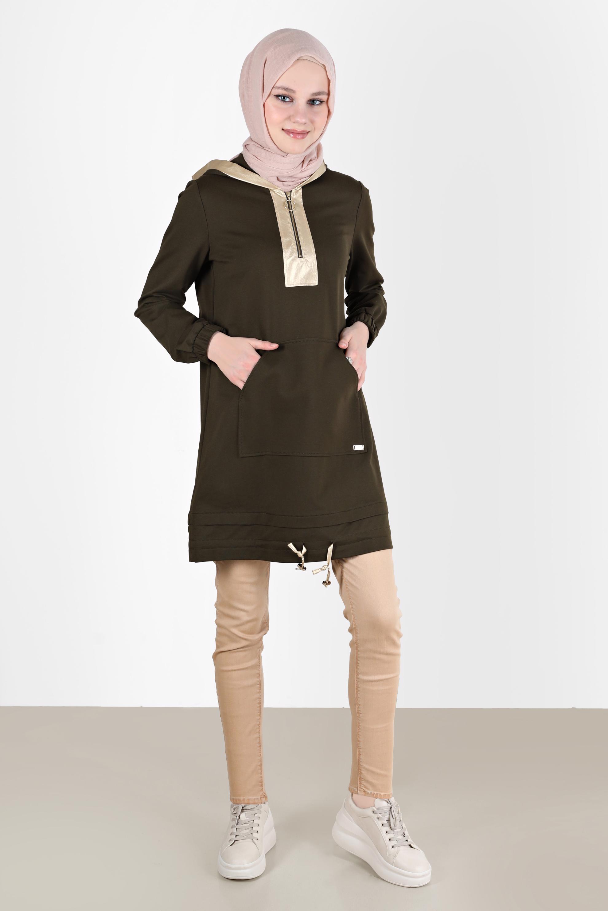 Tesettür giyim HAKİ PARLAK DERİ DETAYLI KAPÜŞONLU EŞOFMAN TUNİK 42600 