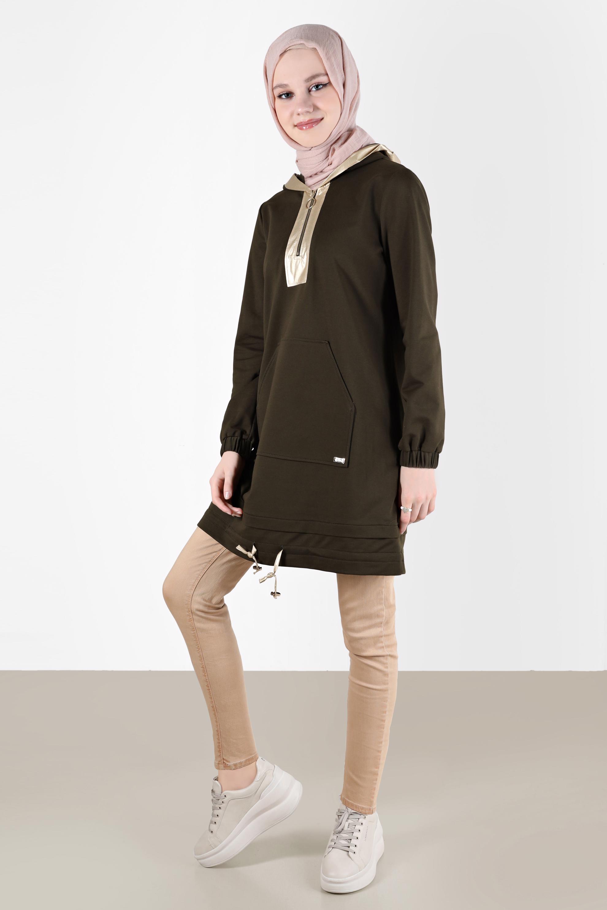 Tesettür giyim HAKİ PARLAK DERİ DETAYLI KAPÜŞONLU EŞOFMAN TUNİK 42600 