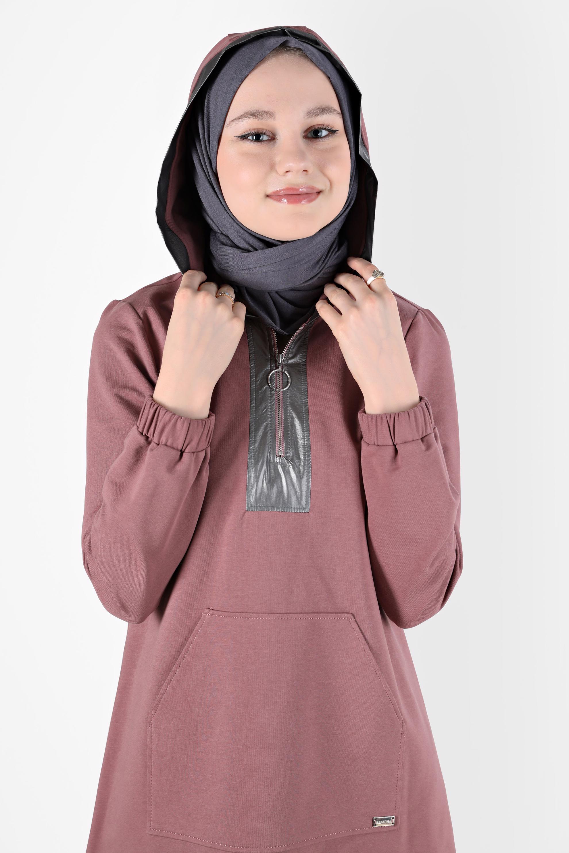 Tesettür giyim PEMBE PARLAK DERİ DETAYLI KAPÜŞONLU EŞOFMAN TUNİK 42600 