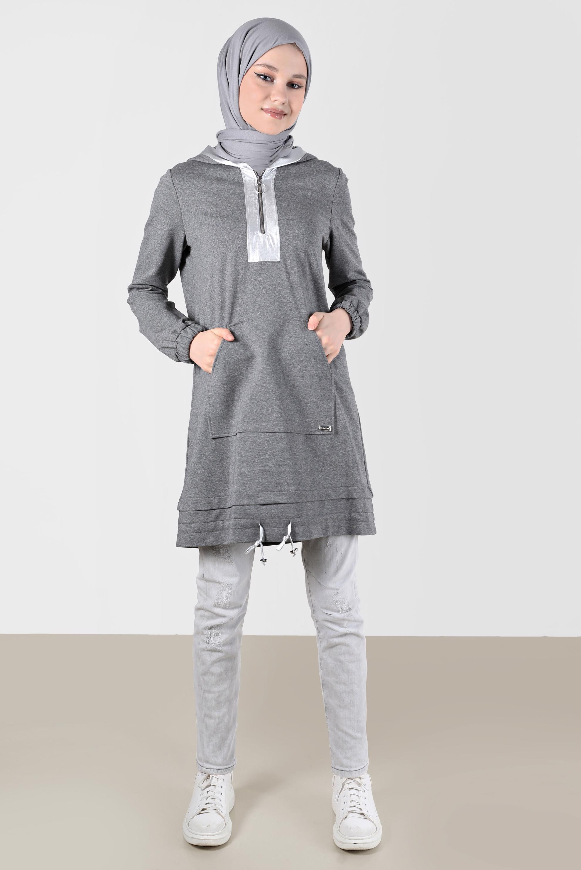 Tesettür giyim GRİ PARLAK DERİ DETAYLI KAPÜŞONLU EŞOFMAN TUNİK 42600 