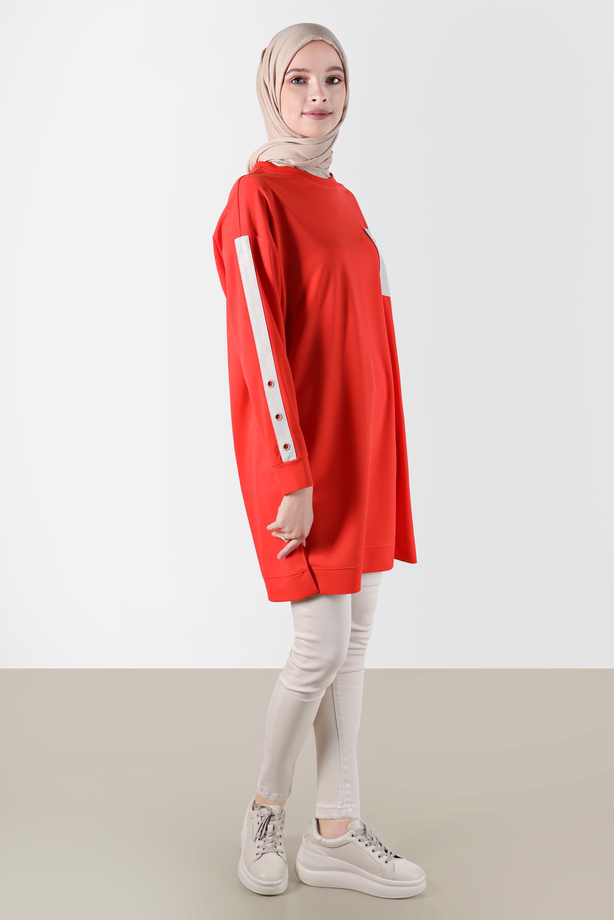 Tesettür giyim KIRMIZI KOLLARI ŞERİTLİ CEP DETAYLI EŞOFMAN TUNİK 42859 