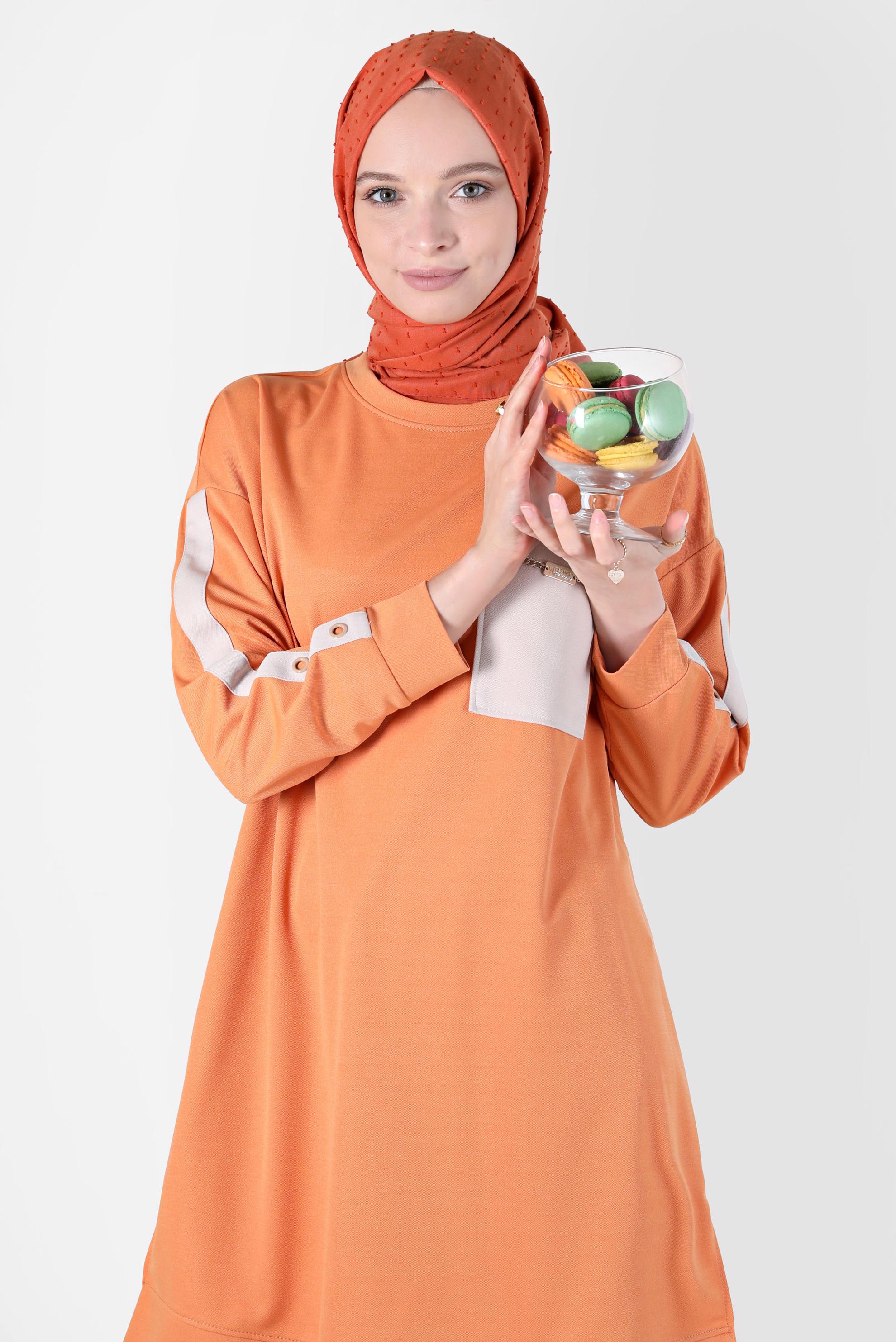 Tesettür giyim TURUNCU KOLLARI ŞERİTLİ CEP DETAYLI EŞOFMAN TUNİK 42859 