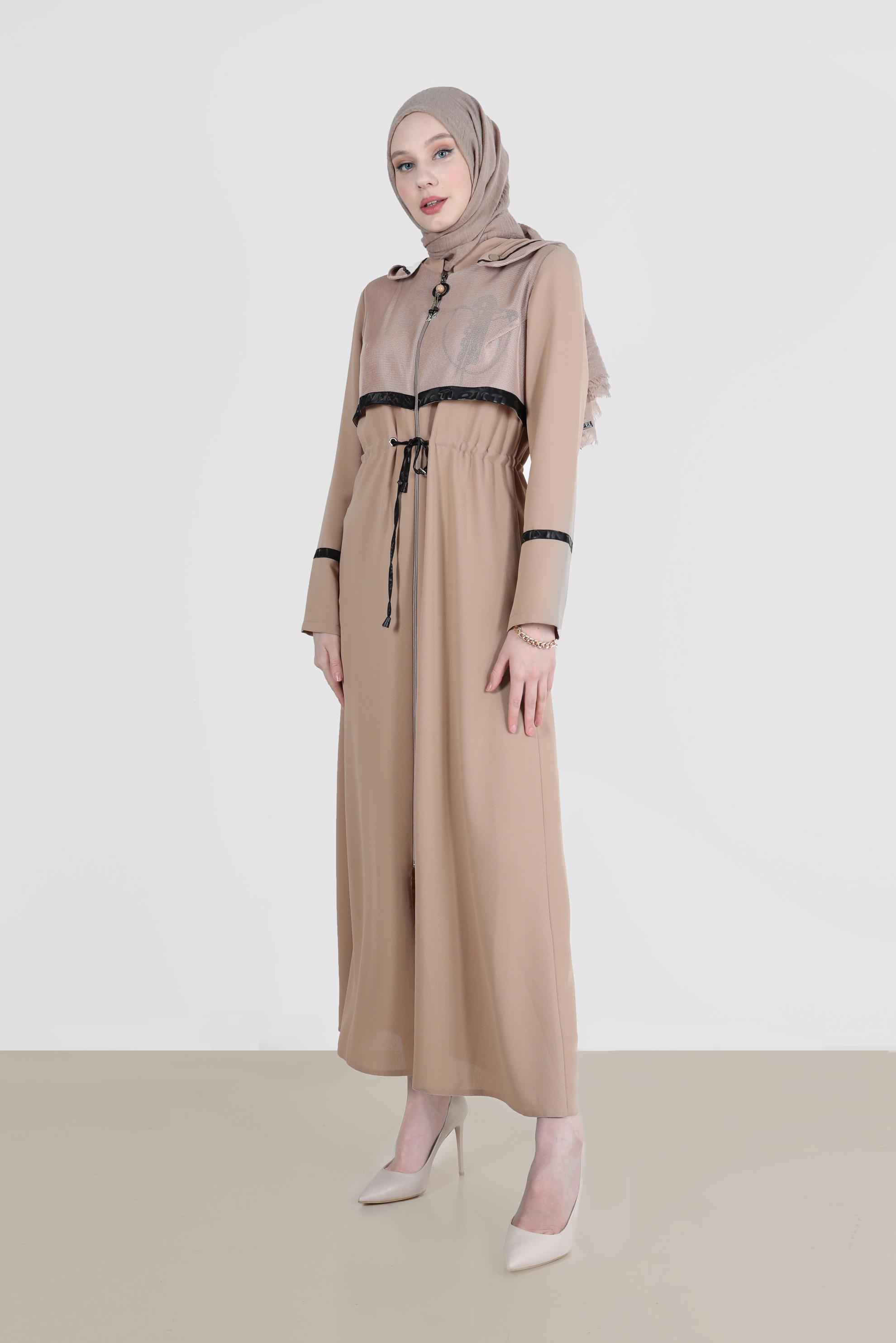 Tesettür giyim BEJ FİLE DETAYLI KAPÜŞONLU PARDESÜ 10520	