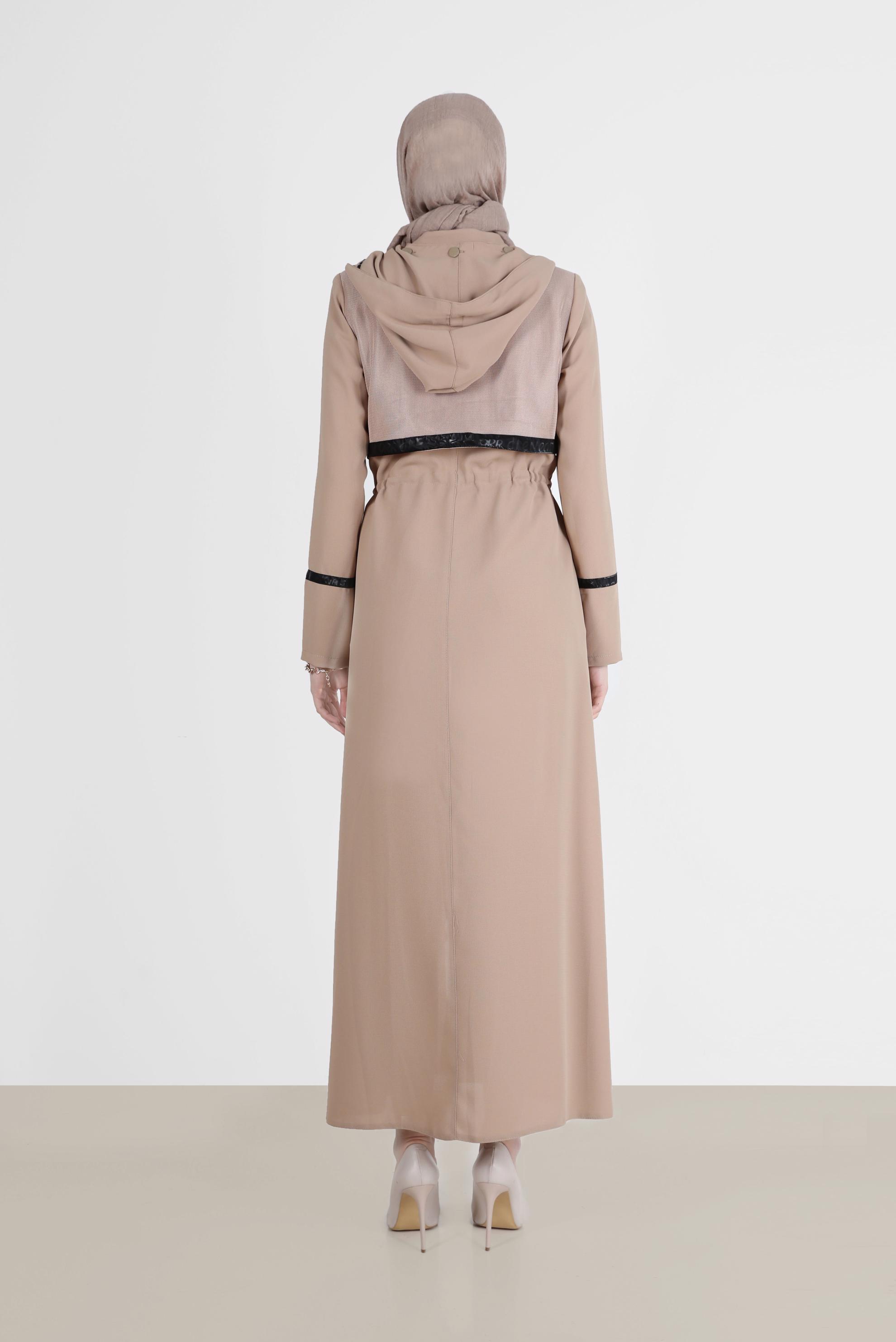 Tesettür giyim BEJ FİLE DETAYLI KAPÜŞONLU PARDESÜ 10520	