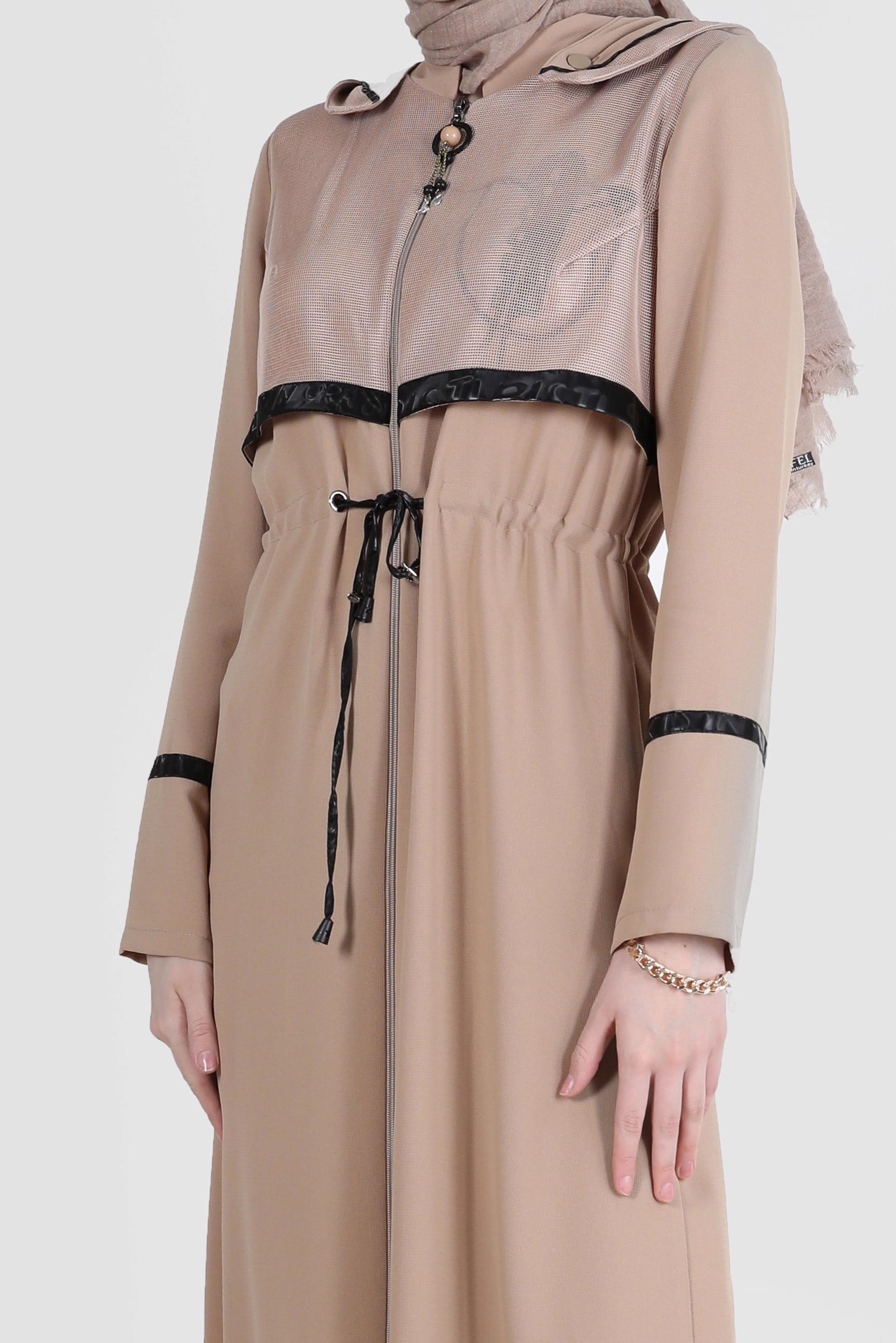 Tesettür giyim BEJ FİLE DETAYLI KAPÜŞONLU PARDESÜ 10520	