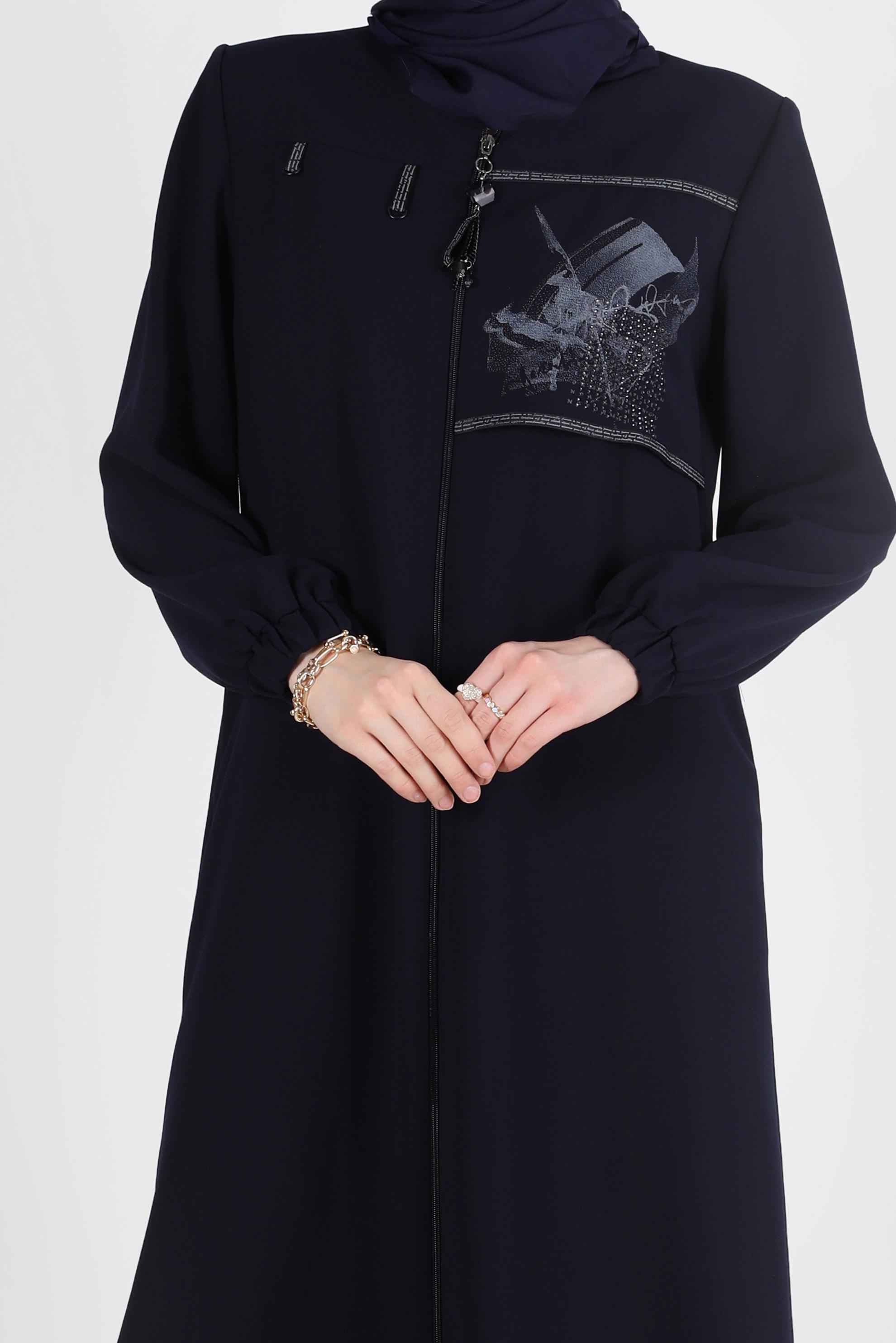 Tesettür giyim LACİVERT TAŞ BASKI DETAYLI FERMUARLI PARDESÜ 10528 