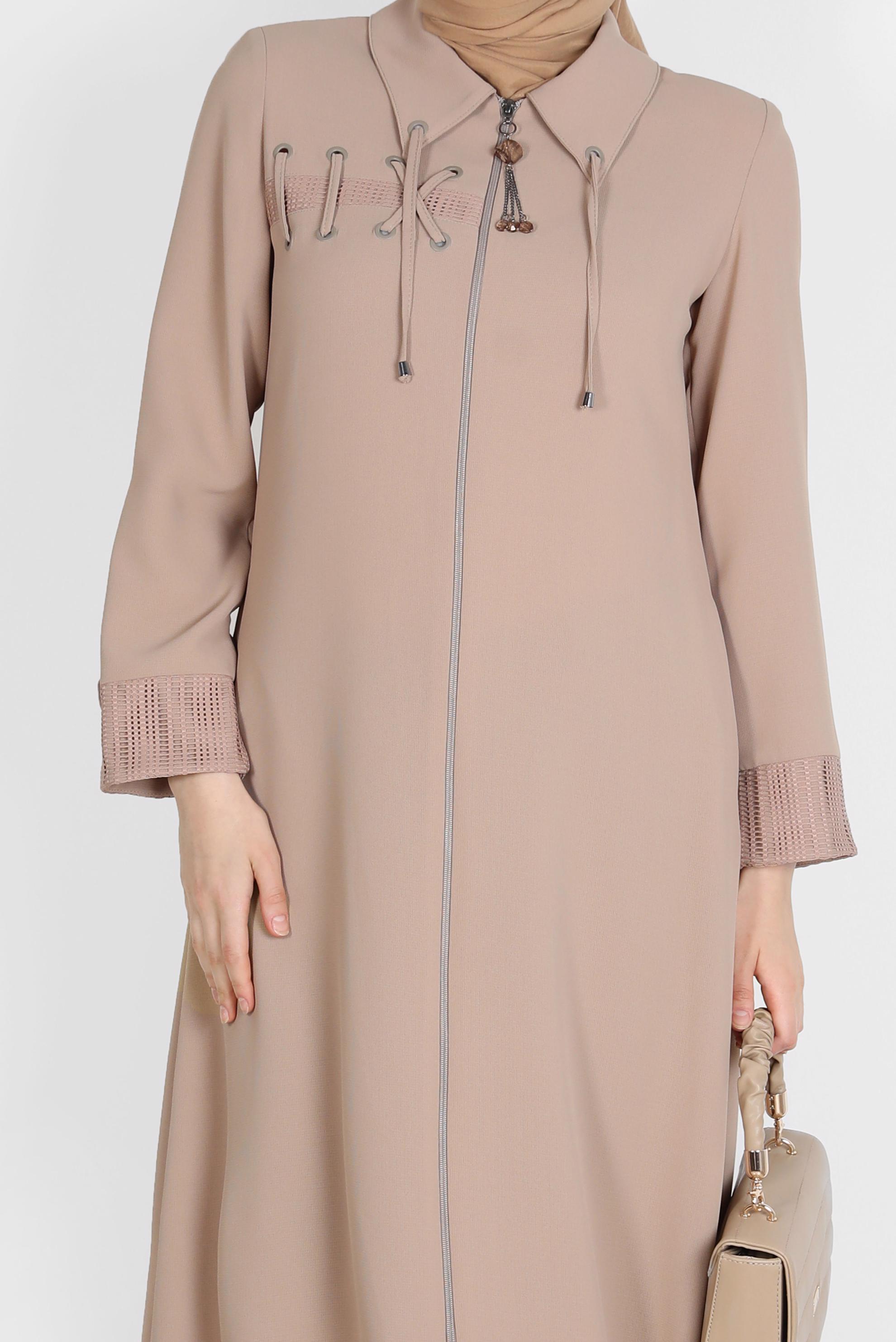 Tesettür giyim BEJ KUŞGÖZÜ DETAYLI FERMUARLI PARDESÜ 10534	