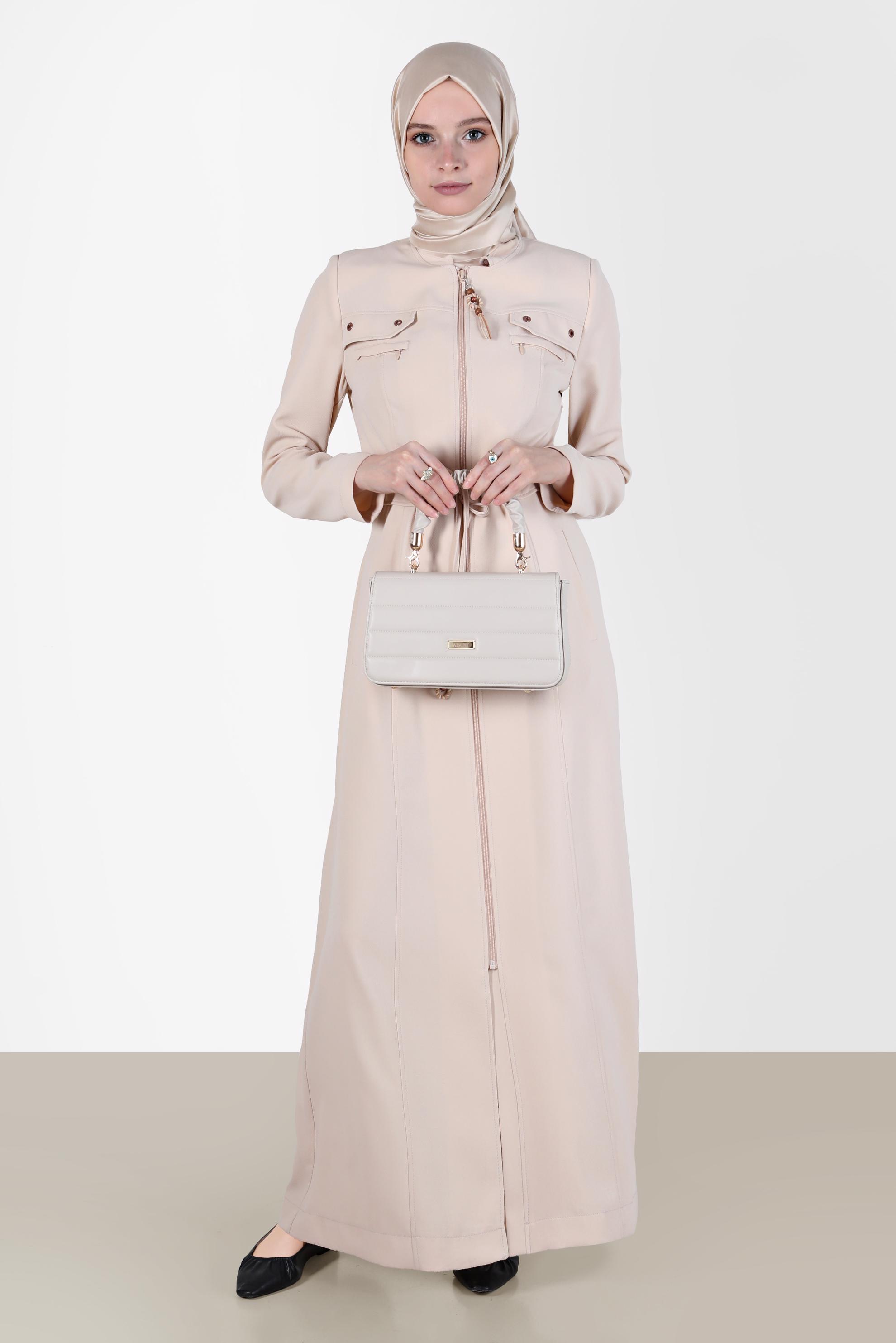 Tesettür giyim BEJ BELİ BÜZGÜLÜ FERMUARLI PARDESÜ 10545 