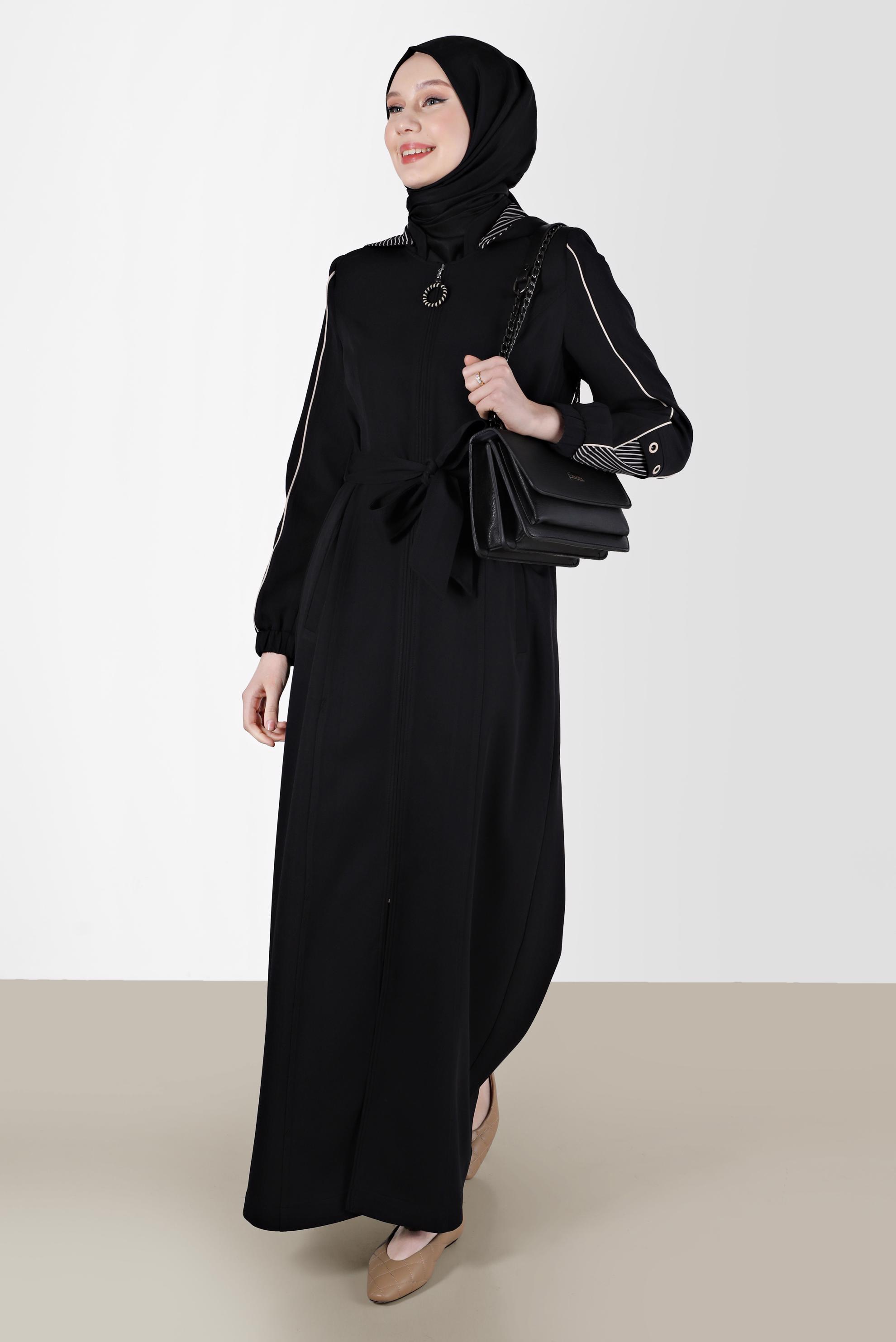 Tesettür giyim SİYAH ŞERİTLİ KUŞGÖZÜ DETAYLI PARDESÜ 10547 