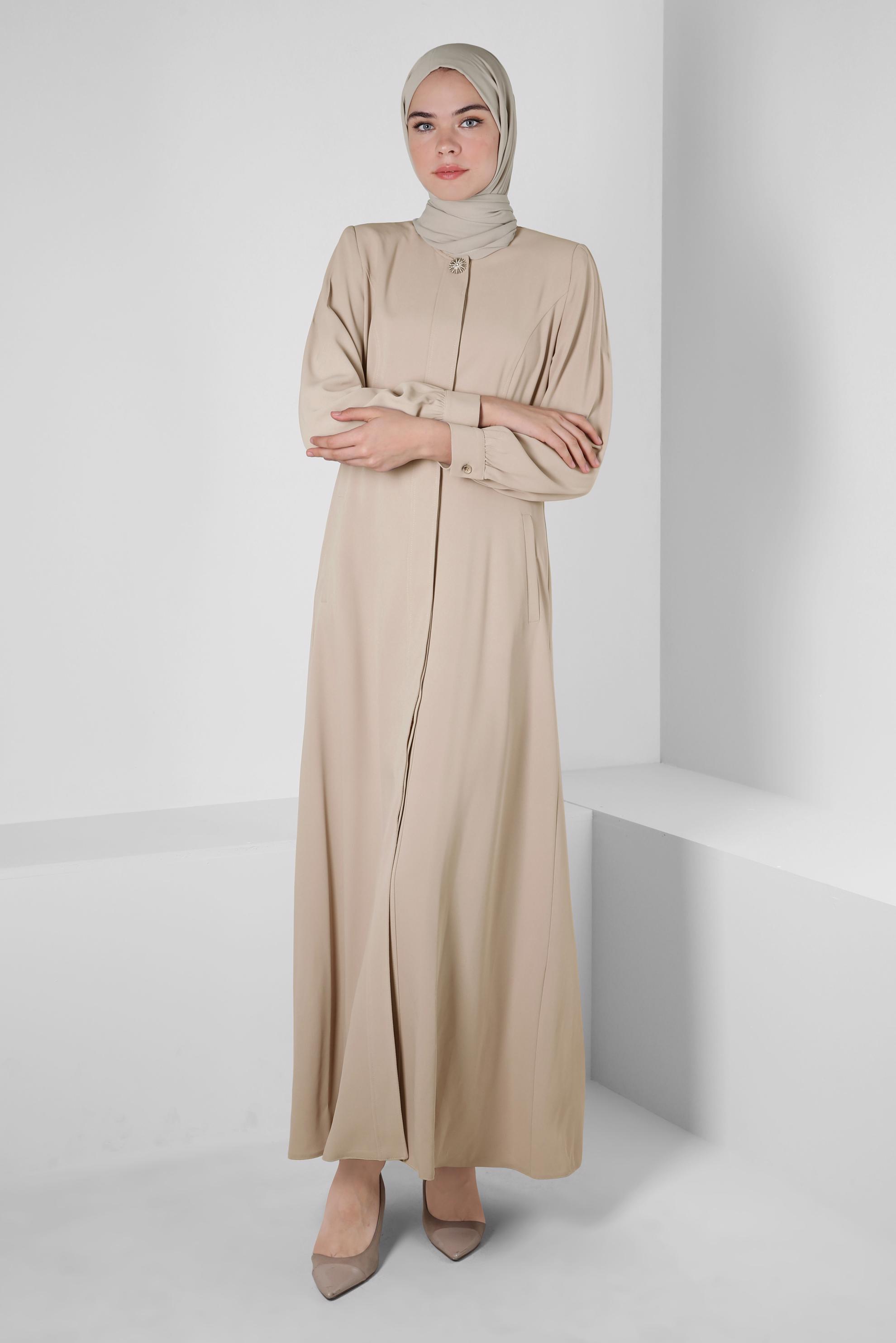 Tesettür giyim BEJ TAŞLI BROŞ DETAYLI PARDESÜ 10556	