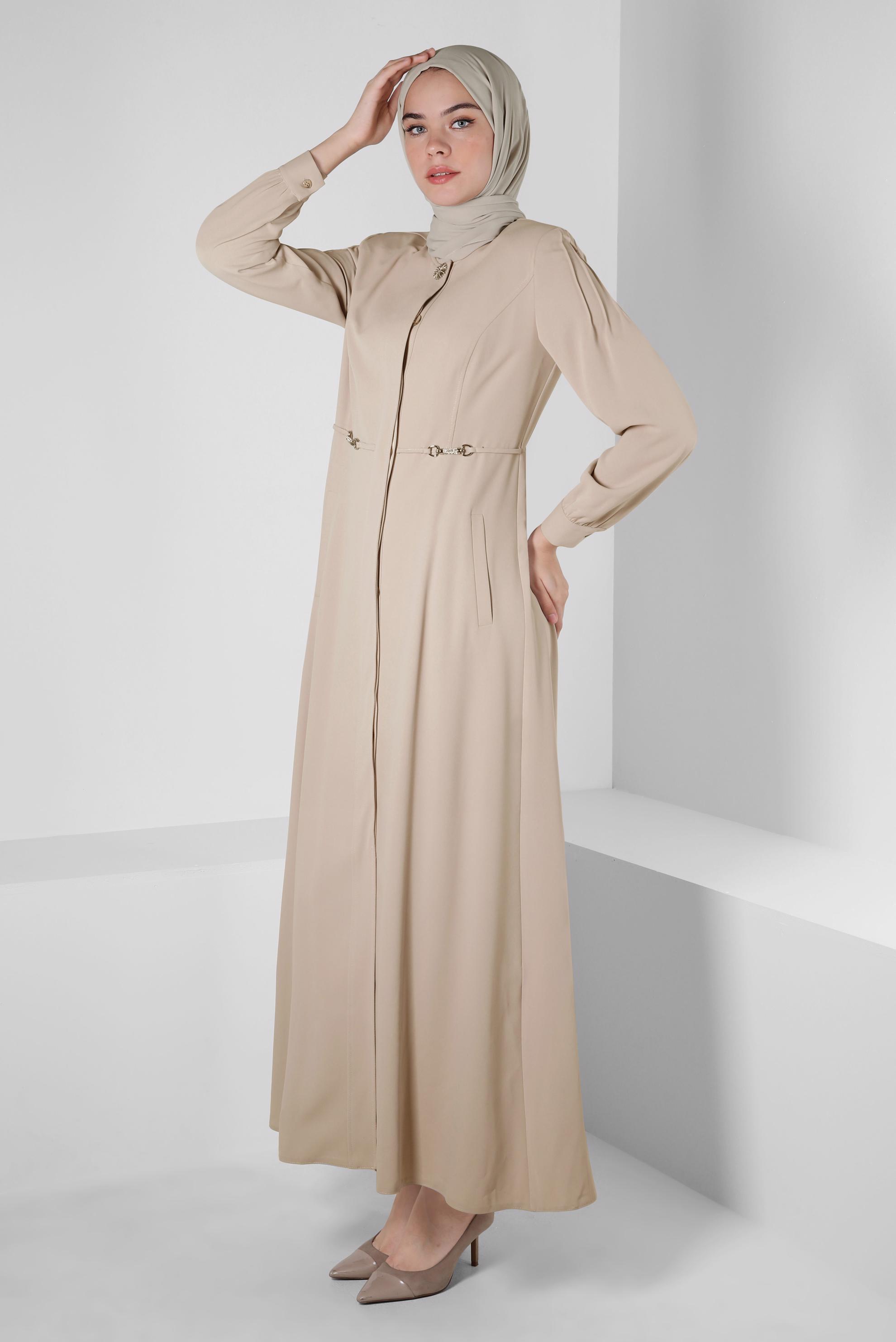 Tesettür giyim BEJ TAŞLI BROŞ DETAYLI PARDESÜ 10556	