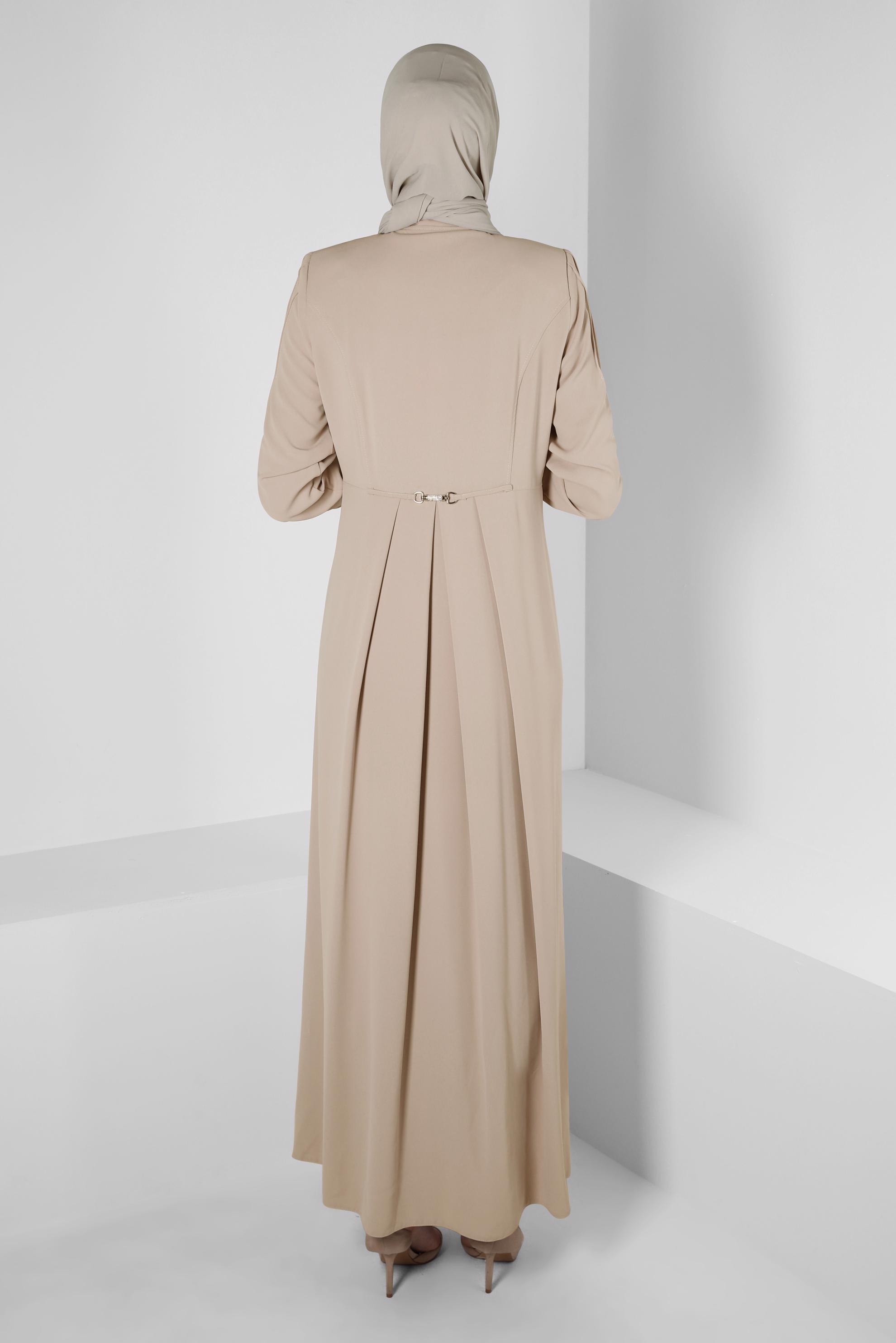 Tesettür giyim BEJ TAŞLI BROŞ DETAYLI PARDESÜ 10556	