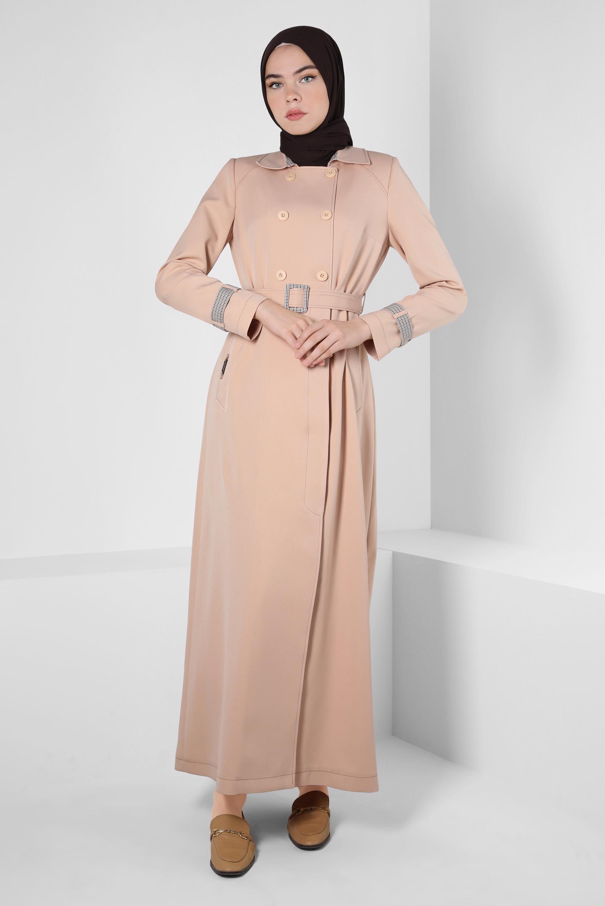 Tesettür giyim BEJ EKOSE DESEN DETAYLI KEMERLİ PARDESÜ 10566