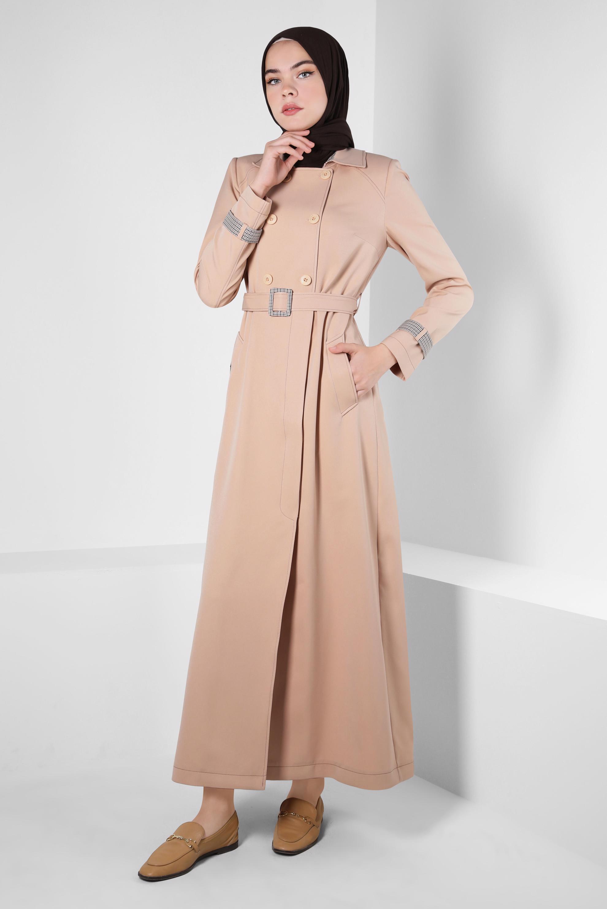 Tesettür giyim BEJ EKOSE DESEN DETAYLI KEMERLİ PARDESÜ 10566