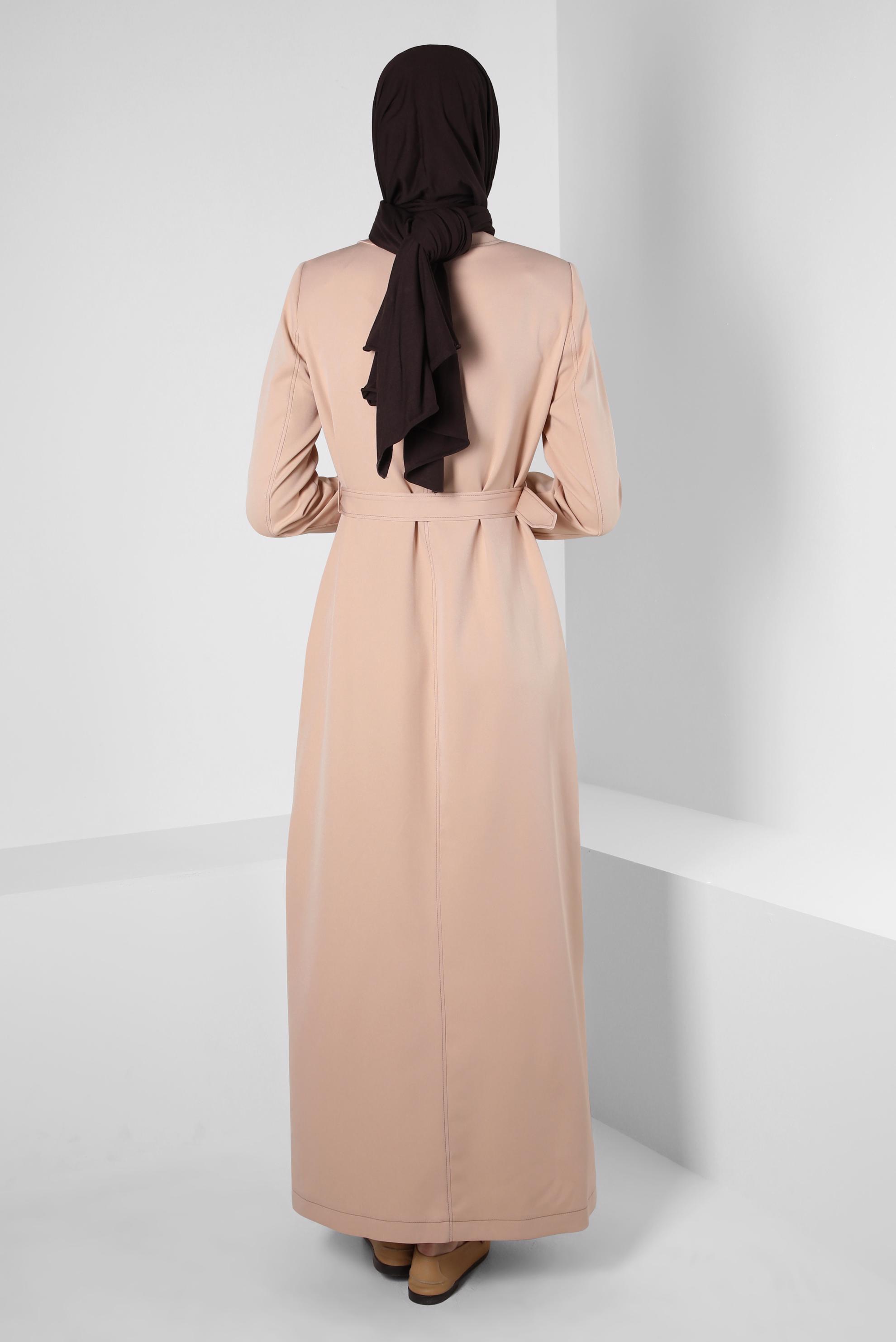 Tesettür giyim BEJ EKOSE DESEN DETAYLI KEMERLİ PARDESÜ 10566