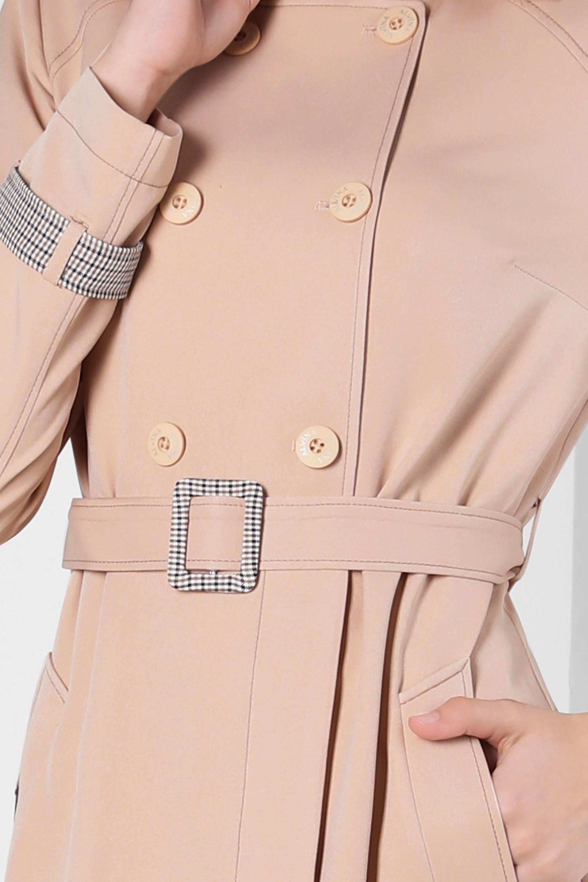 Tesettür giyim BEJ EKOSE DESEN DETAYLI KEMERLİ PARDESÜ 10566