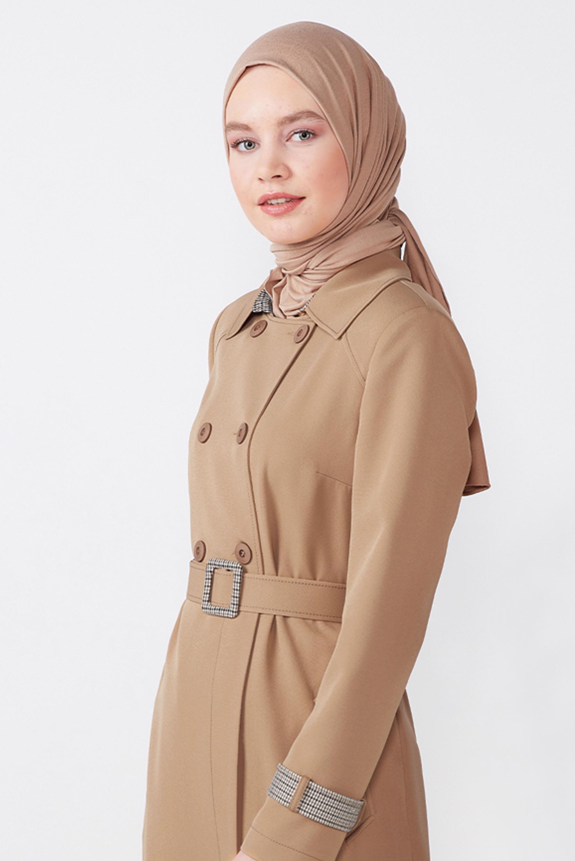 Tesettür giyim KUM EKOSE DESEN DETAYLI KEMERLİ PARDESÜ 10566