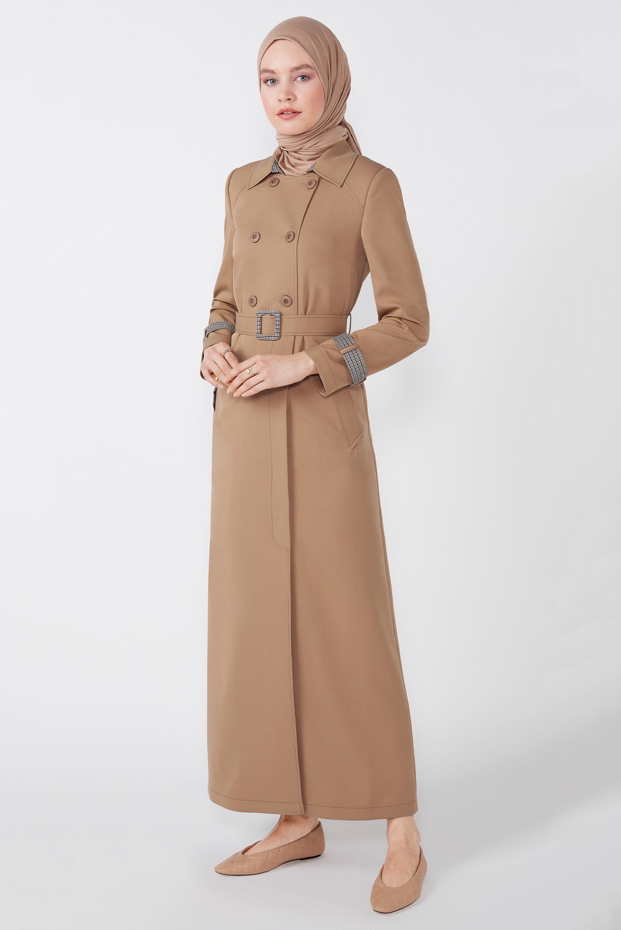 Tesettür giyim KUM EKOSE DESEN DETAYLI KEMERLİ PARDESÜ 10566