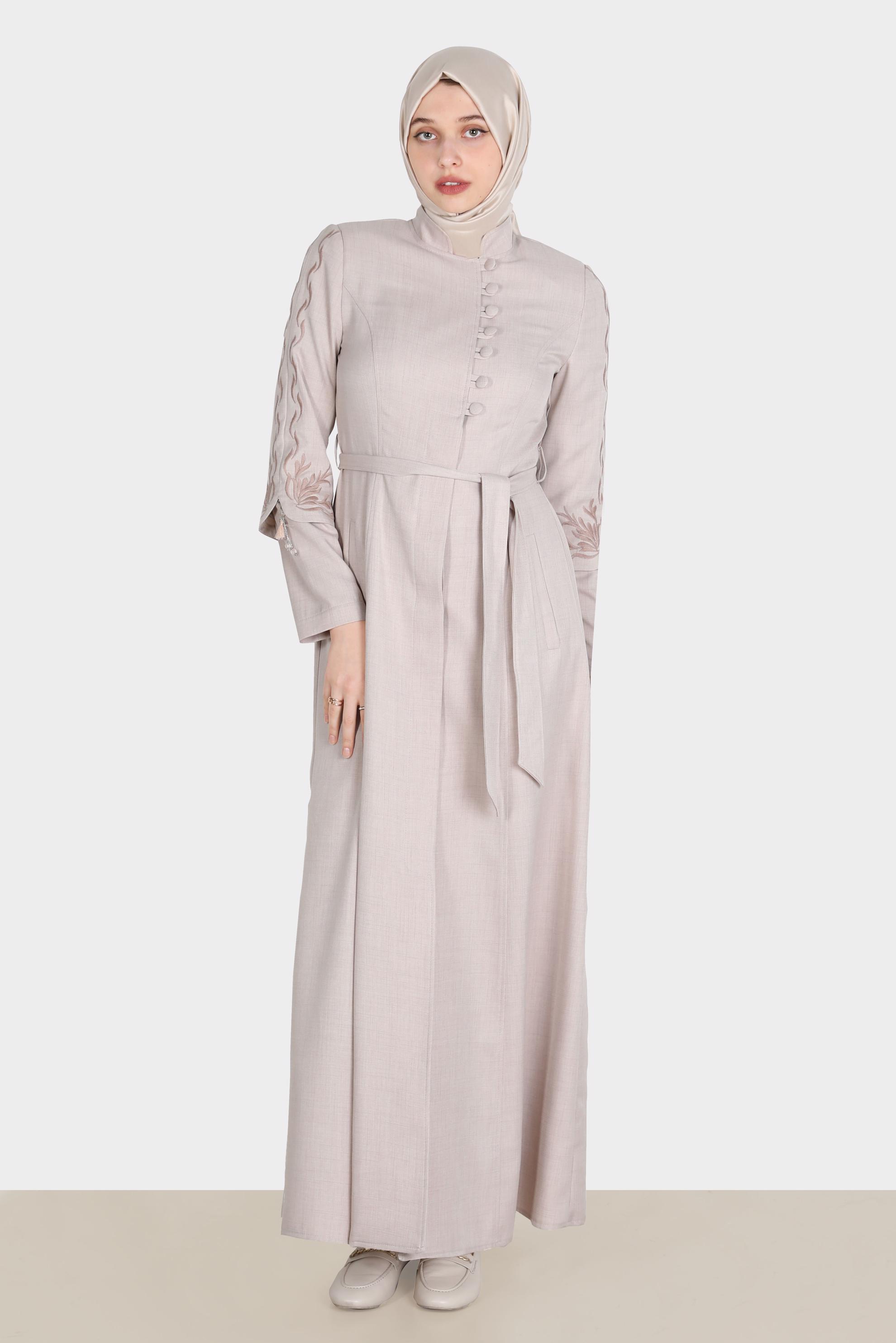 Tesettür giyim BEJ KOLLARI NAKIŞLI PARDESÜ 10573 