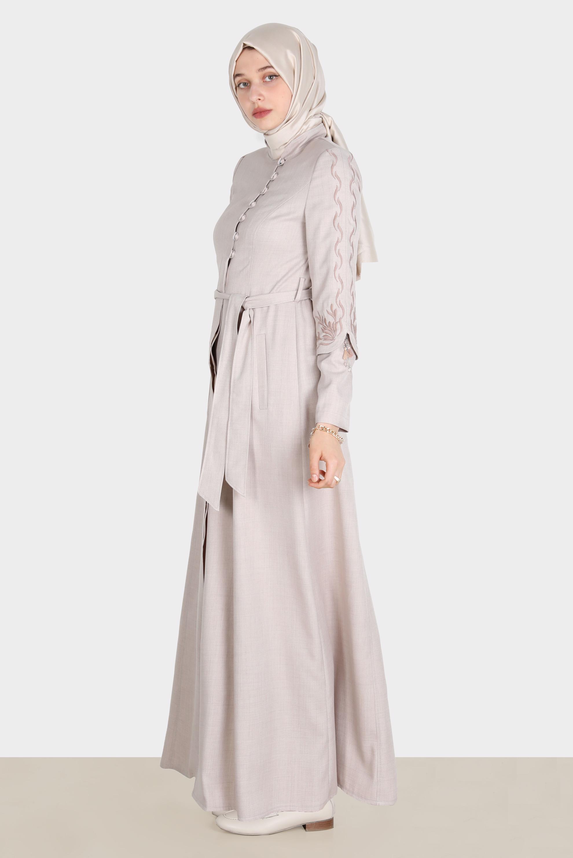 Tesettür giyim BEJ KOLLARI NAKIŞLI PARDESÜ 10573 