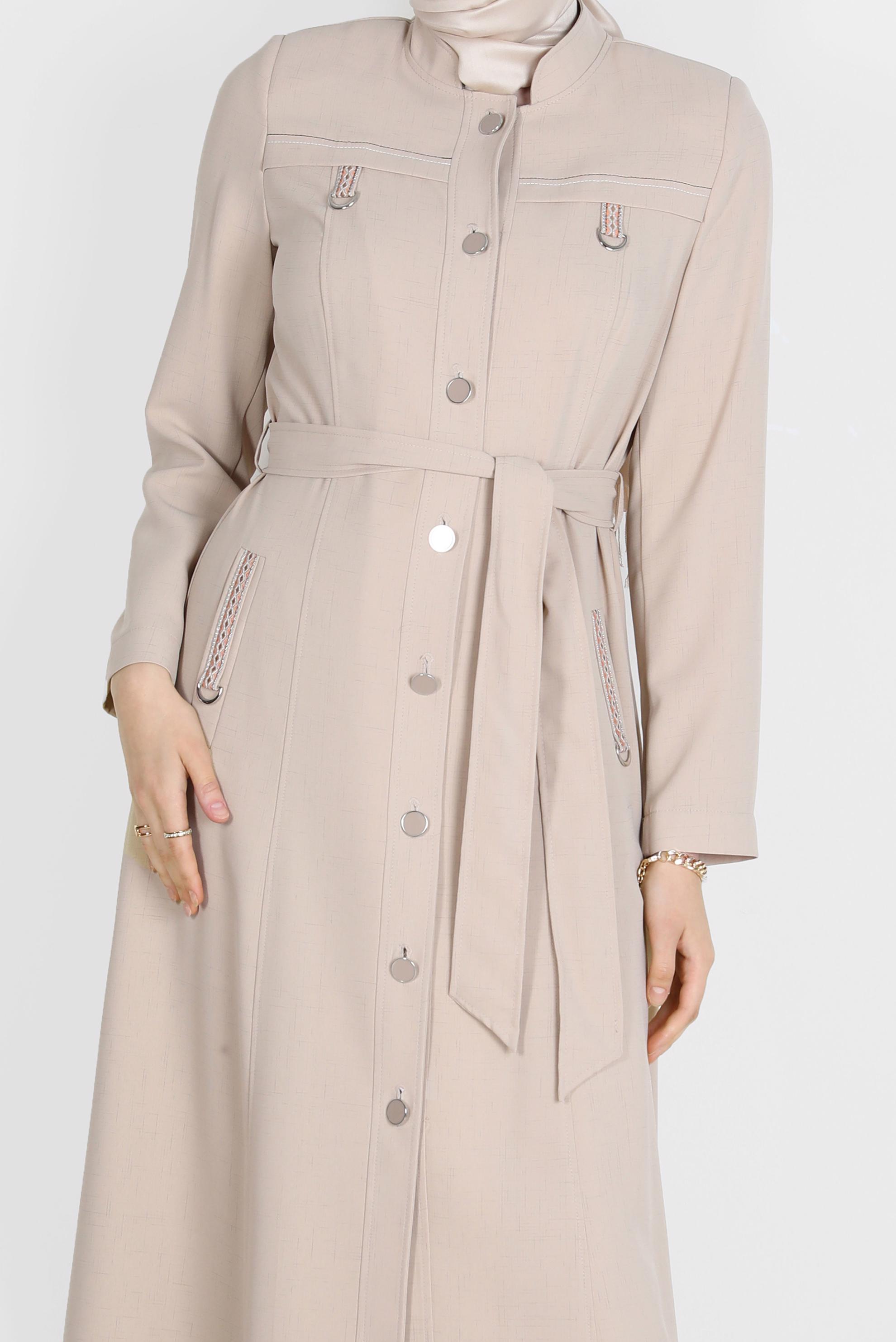 Tesettür giyim BEJ KUŞAKLI DÜĞMELİ PARDESÜ 10578 