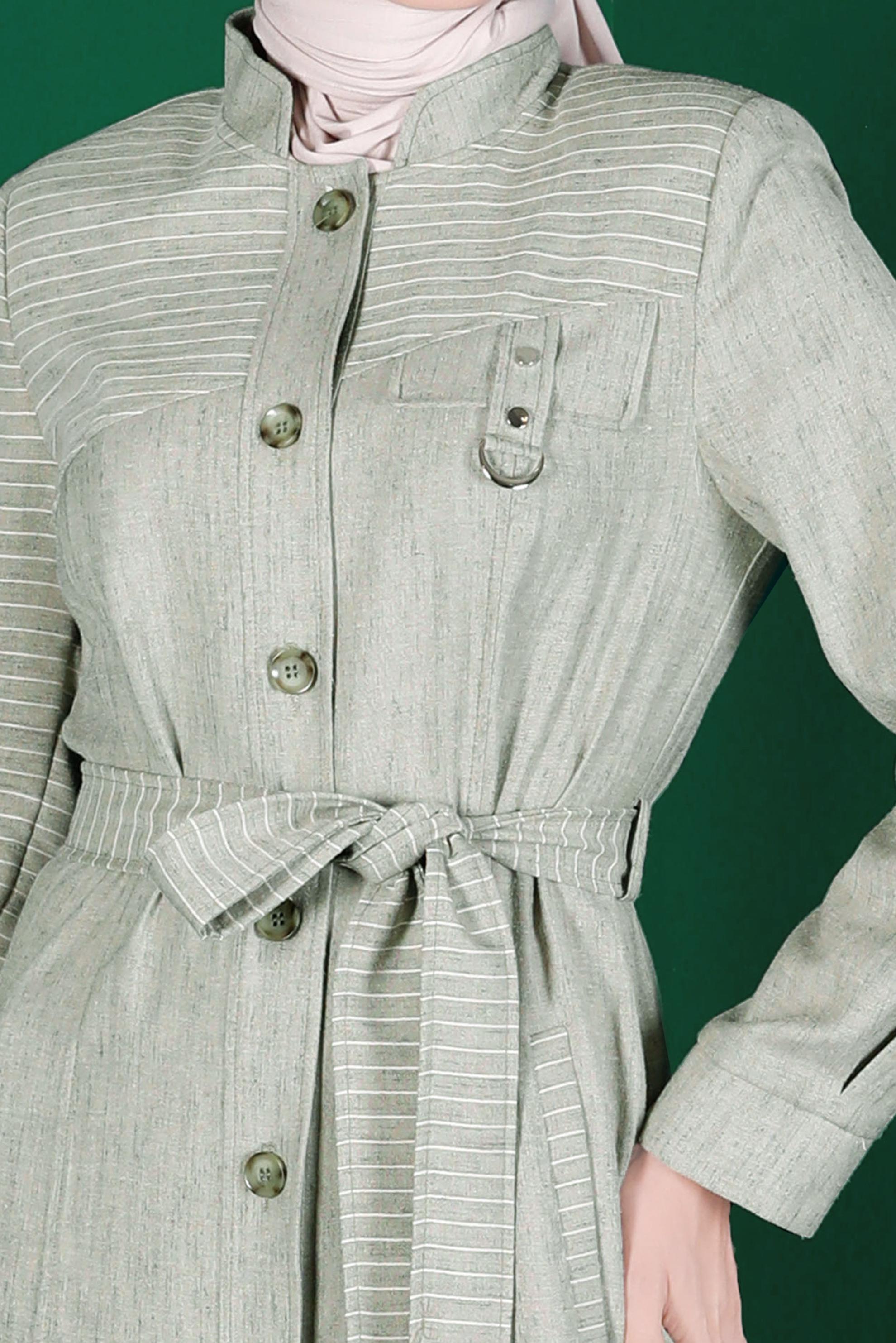 Tesettür giyim HAKİ ÇİZGİLİ DÜĞMELİ KUŞAKLI PARDESÜ 10589