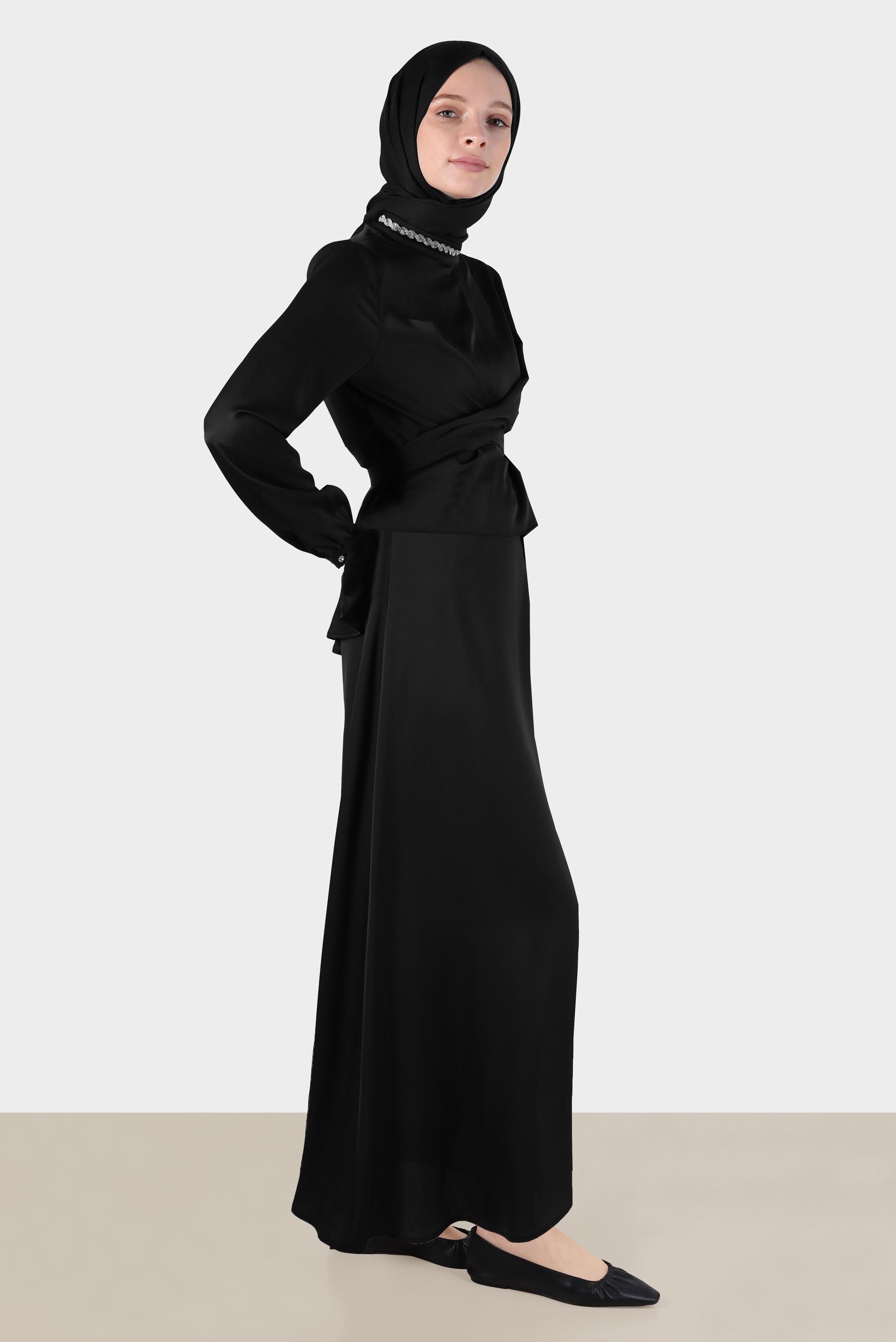 Tesettür giyim SİYAH ÇAPRAZ BAĞLAMALI SATEN İKİLİ ETEKLİ TAKIM 30280 