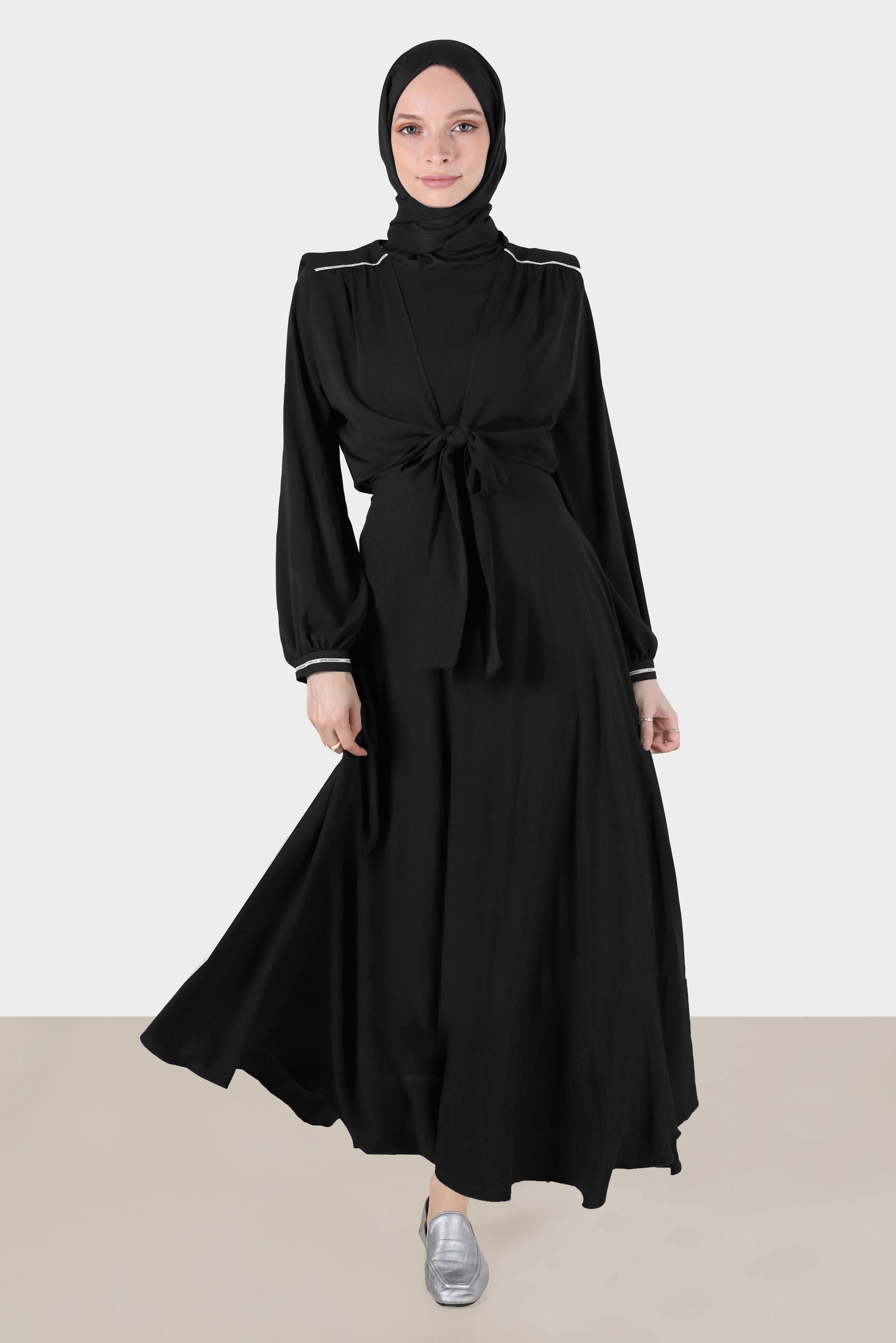 Tesettür giyim SİYAH VATKALI BAĞLAMA DETAYLI İKİLİ ETEKLİ TAKIM 42519 