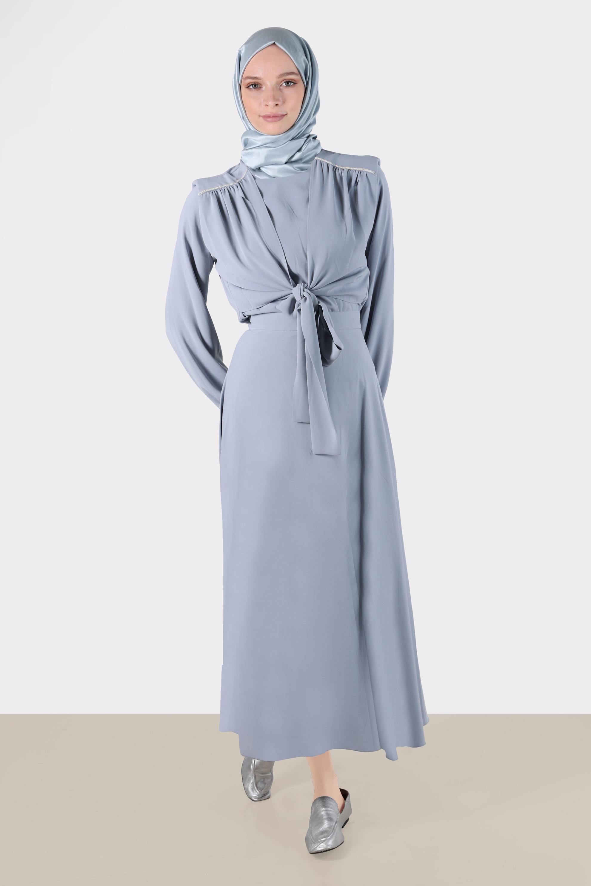Tesettür giyim GRİ VATKALI BAĞLAMA DETAYLI İKİLİ ETEKLİ TAKIM 42519 