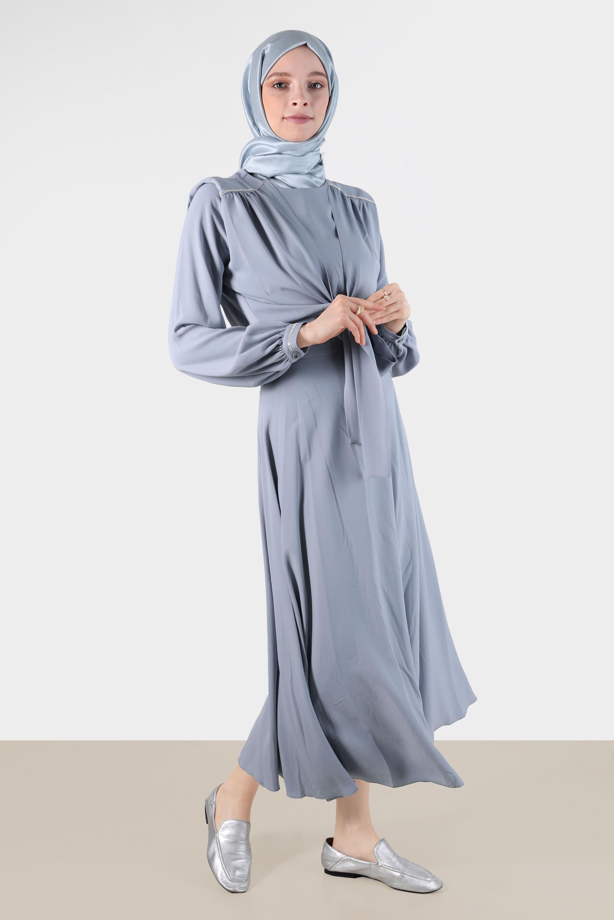 Tesettür giyim GRİ VATKALI BAĞLAMA DETAYLI İKİLİ ETEKLİ TAKIM 42519 