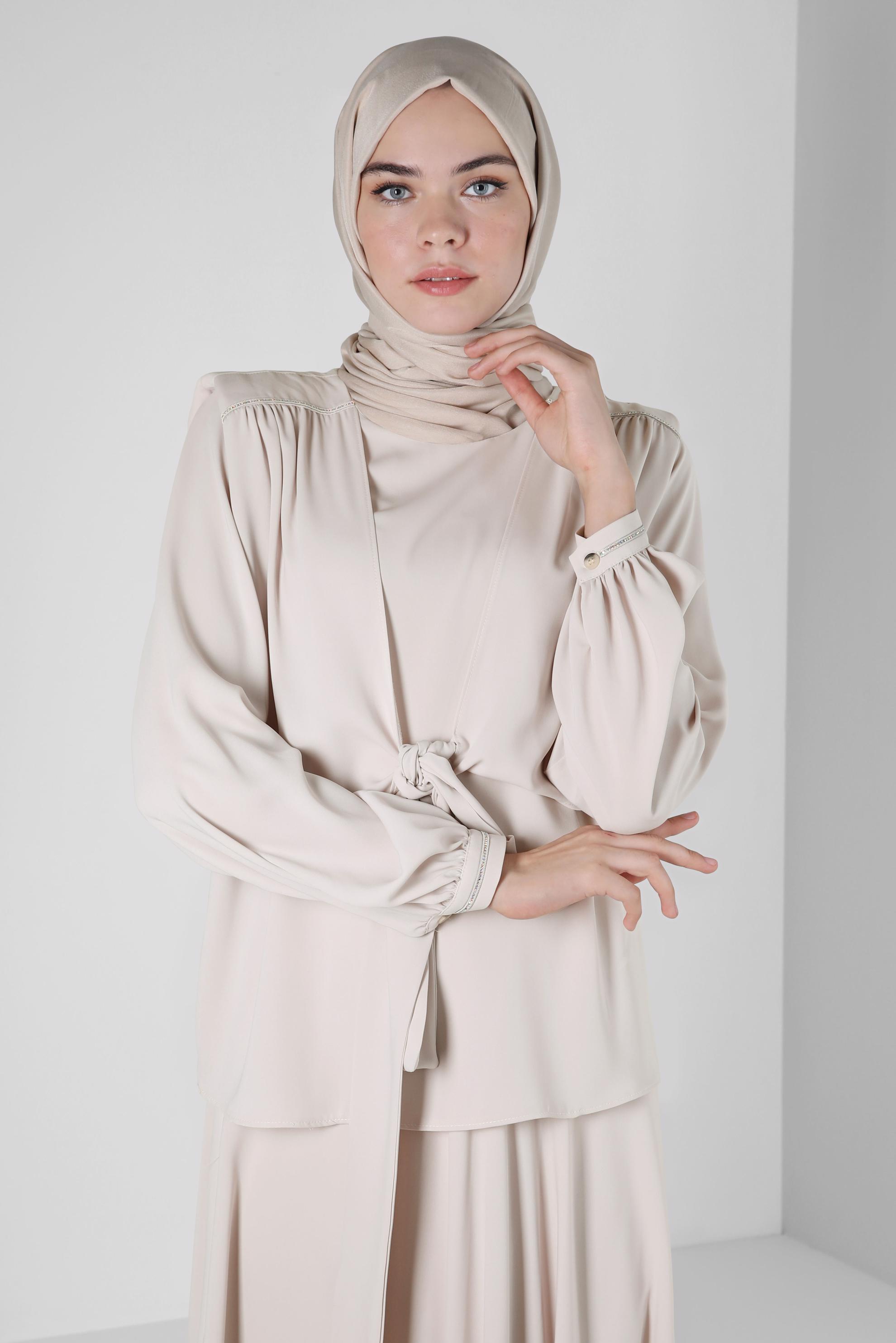 Tesettür giyim BEJ VATKALI BAĞLAMA DETAYLI İKİLİ ETEKLİ TAKIM 42519 