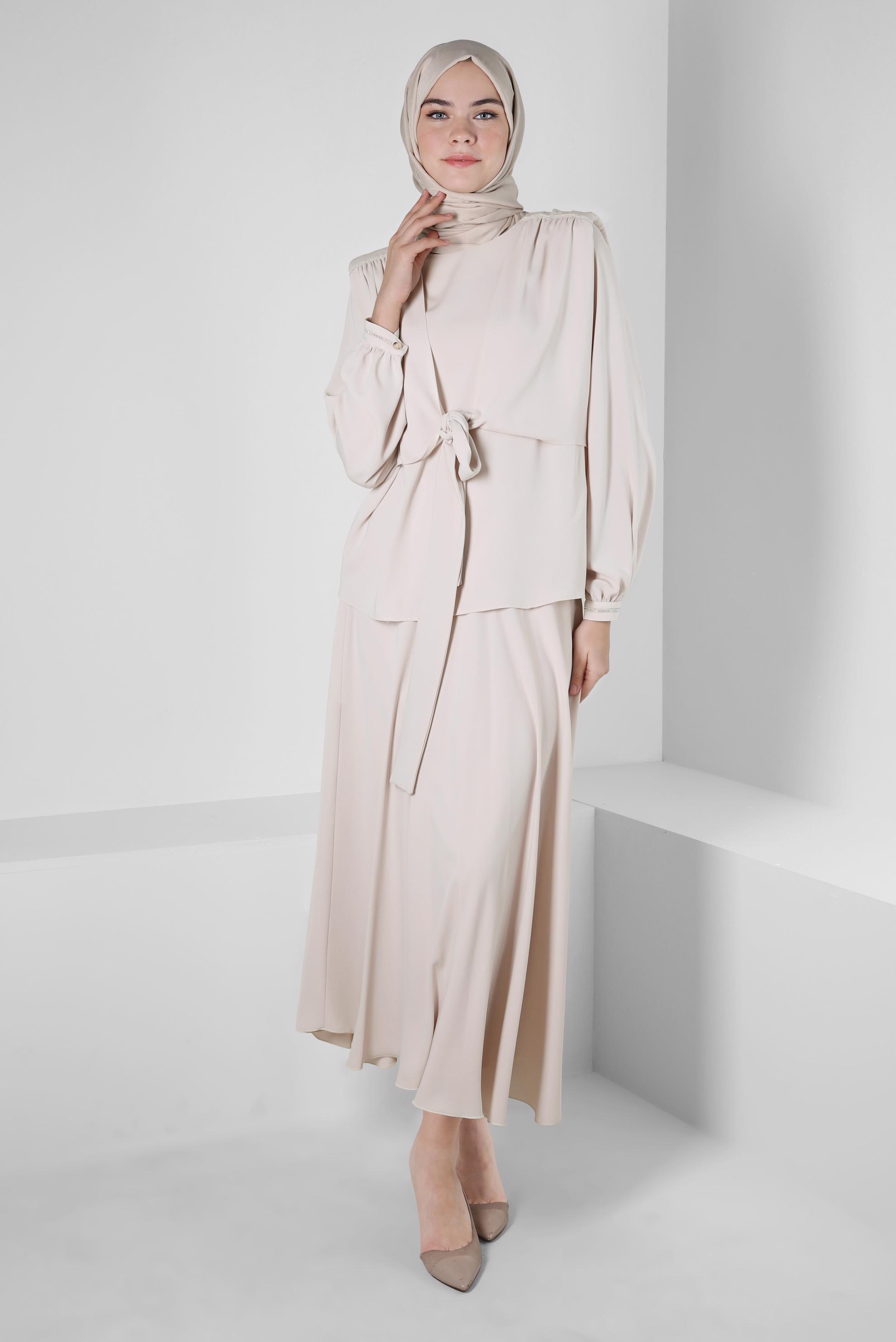 Tesettür giyim BEJ VATKALI BAĞLAMA DETAYLI İKİLİ ETEKLİ TAKIM 42519 