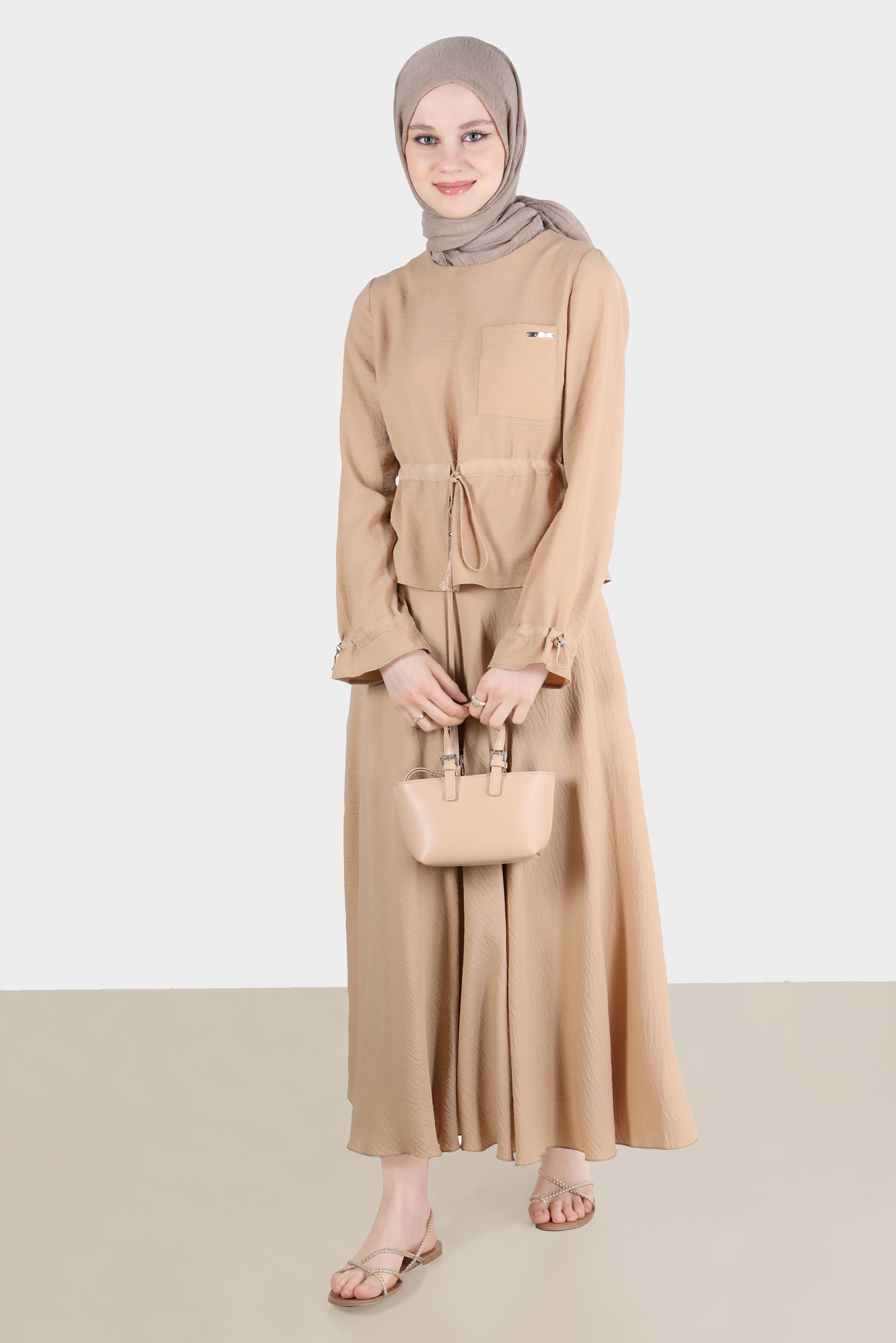 Tesettür giyim BEJ BELİ VE MANŞETLERİ BÜZGÜLÜ İKİLİ ETEKLİ TAKIM 42589 