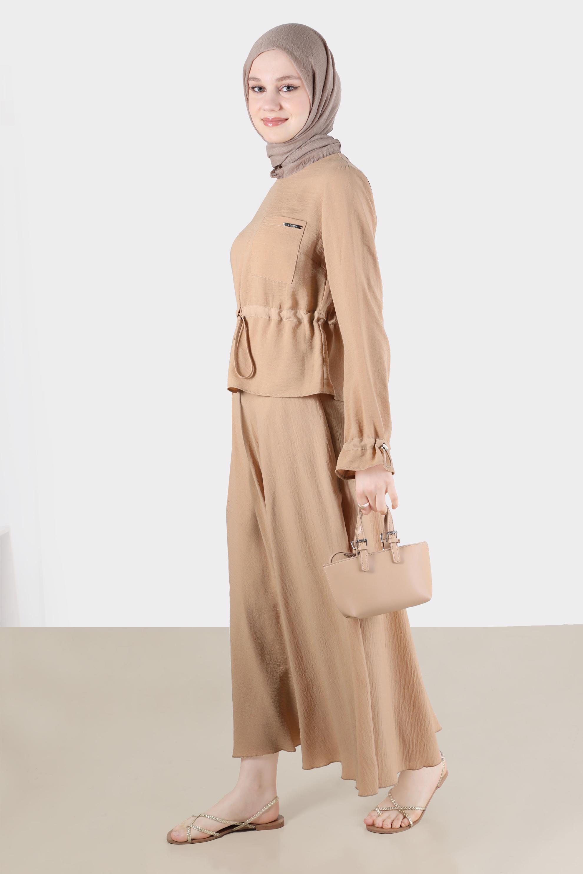 Tesettür giyim BEJ BELİ VE MANŞETLERİ BÜZGÜLÜ İKİLİ ETEKLİ TAKIM 42589 