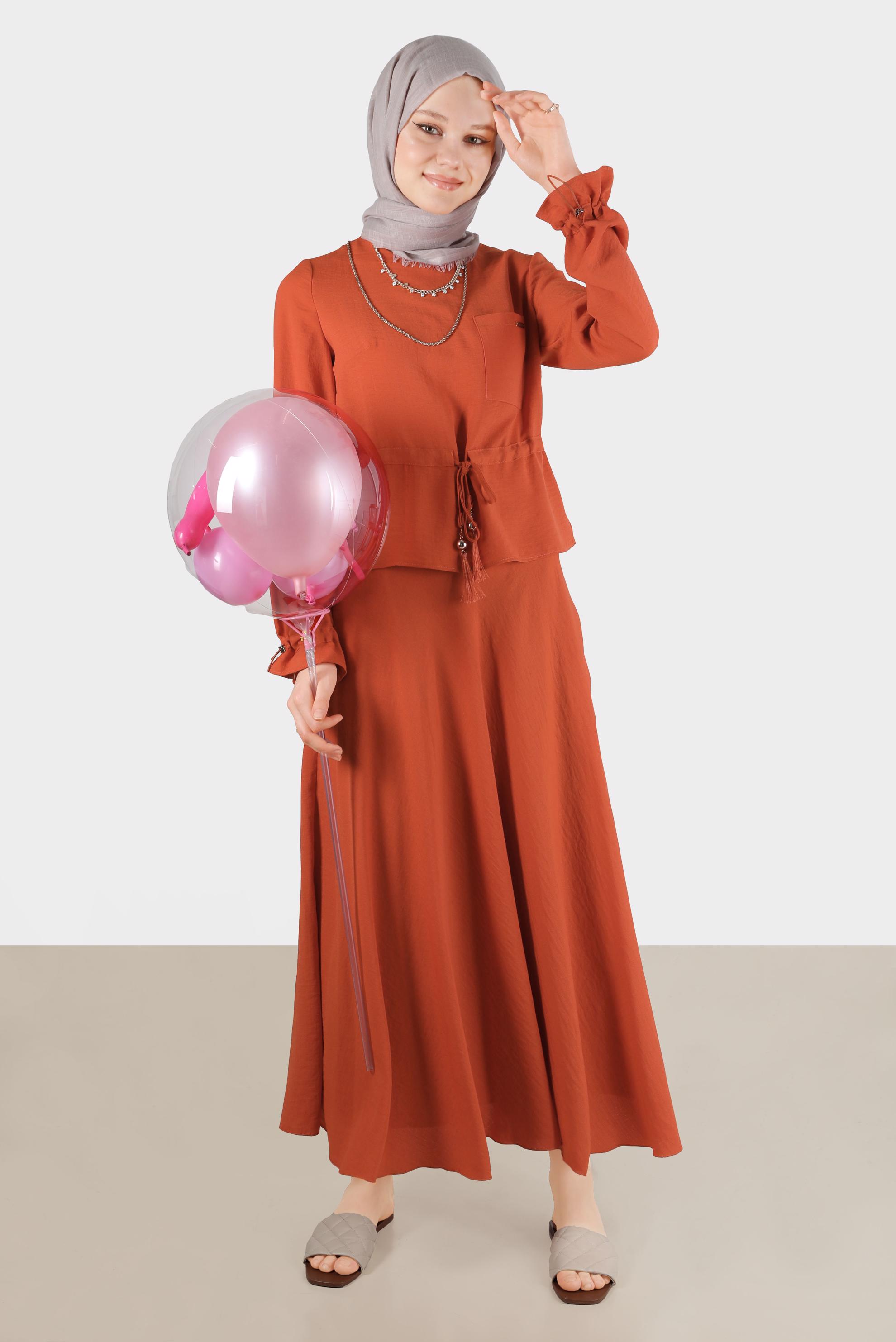 Tesettür giyim TURUNCU BELİ VE MANŞETLERİ BÜZGÜLÜ İKİLİ ETEKLİ TAKIM 42589 