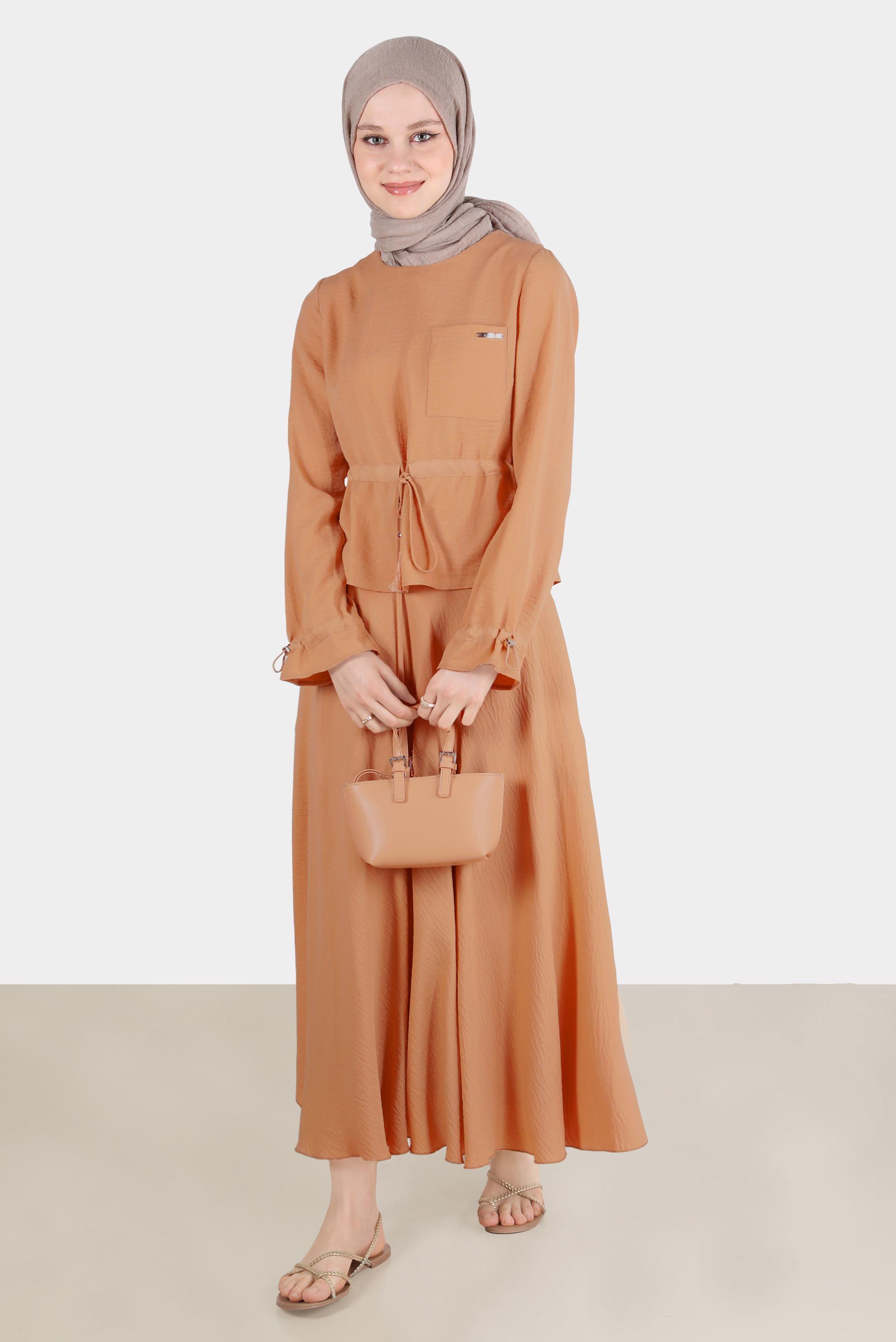 Tesettür giyim KAHVE BELİ VE MANŞETLERİ BÜZGÜLÜ İKİLİ ETEKLİ TAKIM 42589 