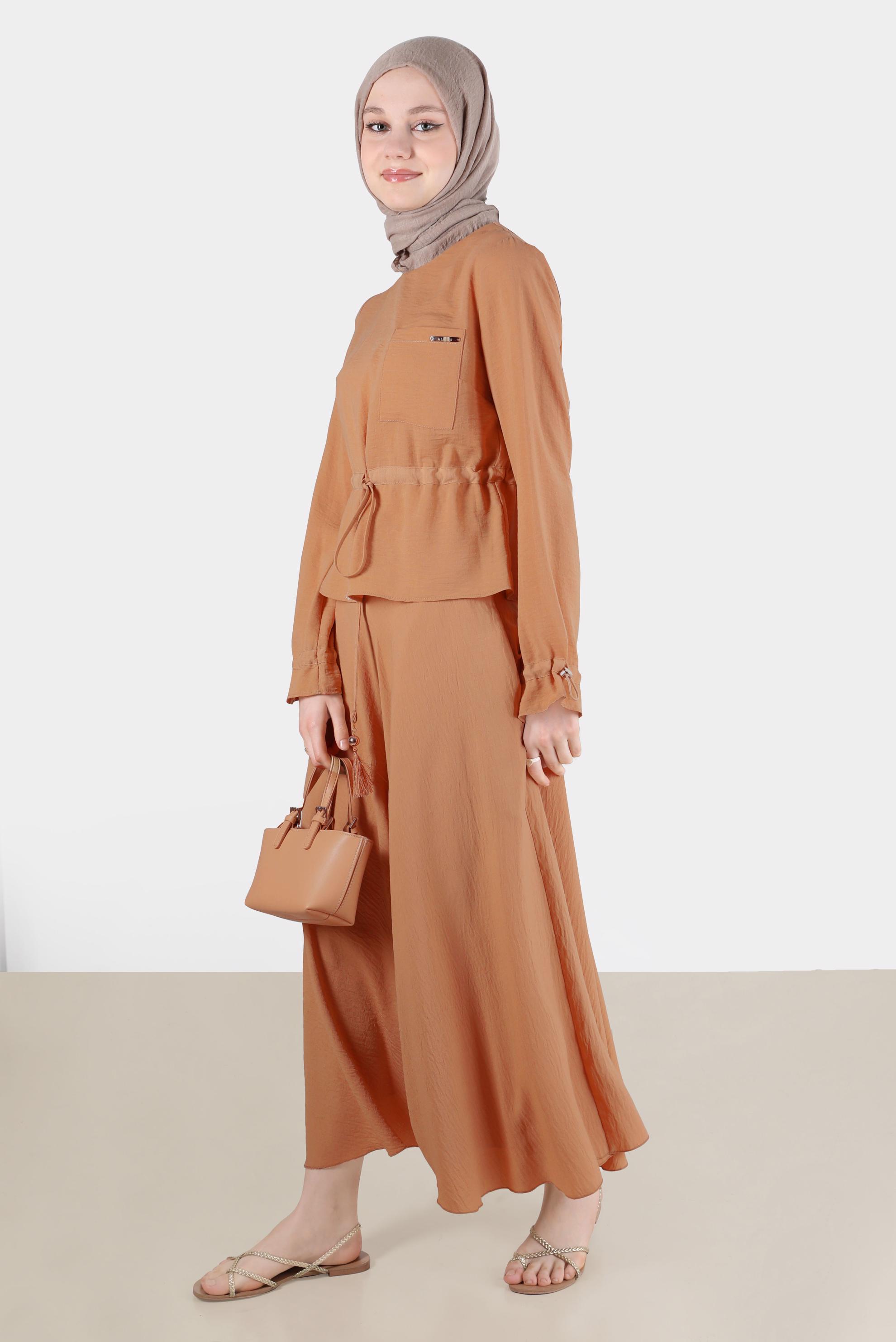 Tesettür giyim KAHVE BELİ VE MANŞETLERİ BÜZGÜLÜ İKİLİ ETEKLİ TAKIM 42589 
