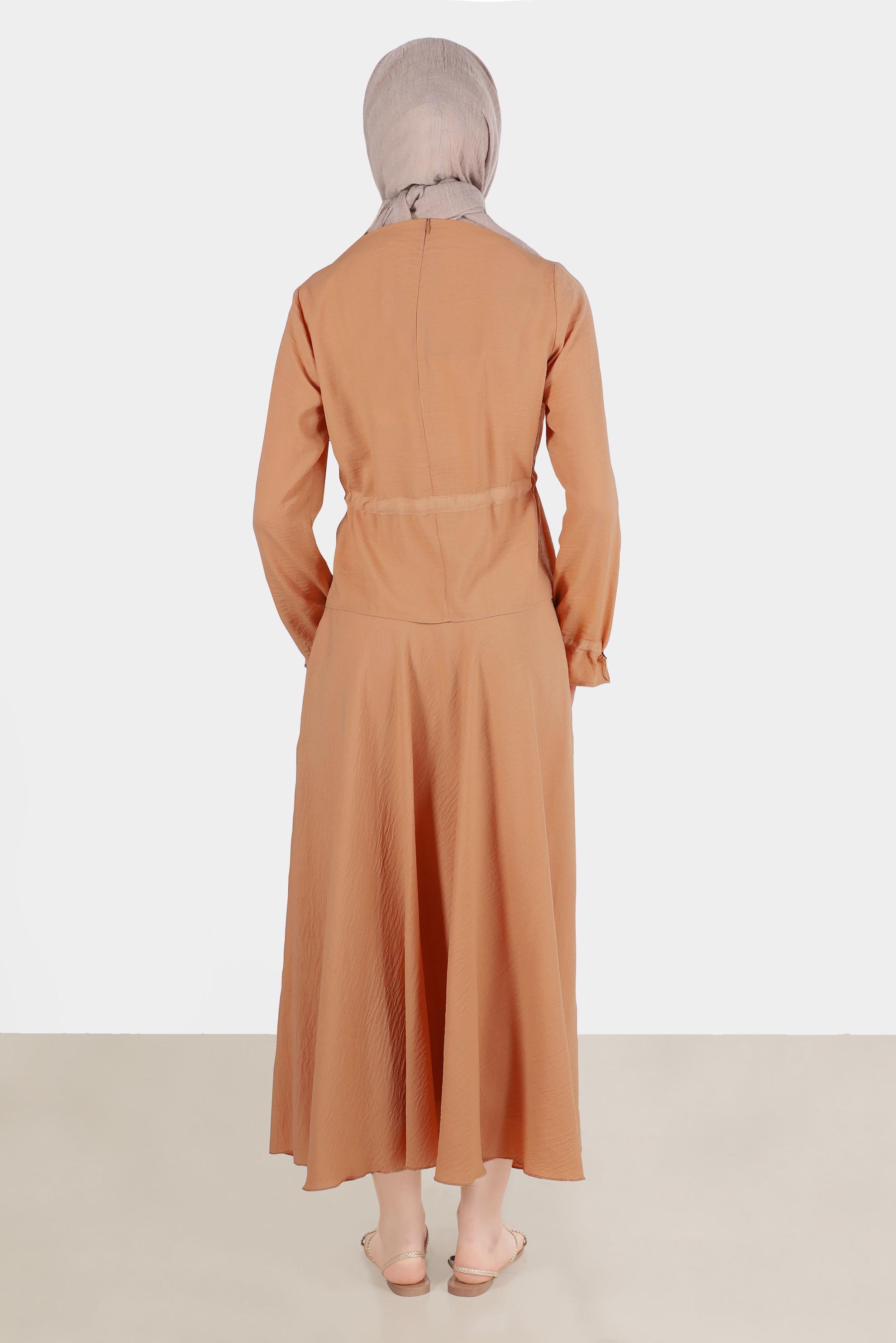 Tesettür giyim KAHVE BELİ VE MANŞETLERİ BÜZGÜLÜ İKİLİ ETEKLİ TAKIM 42589 