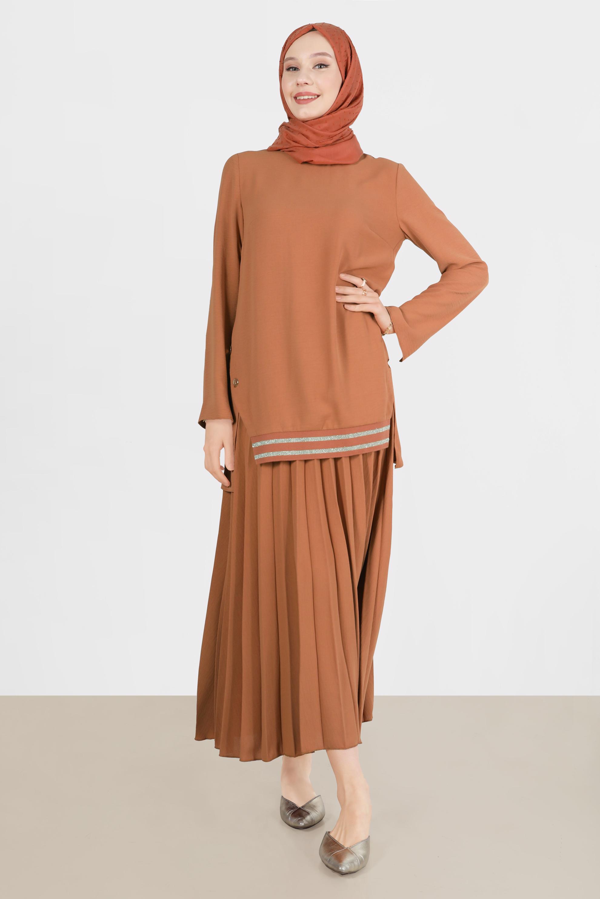 Tesettür giyim TABA SİMLİ RİBANALI DÜĞMELİ İKİLİ ETEKLİ TAKIM 42607