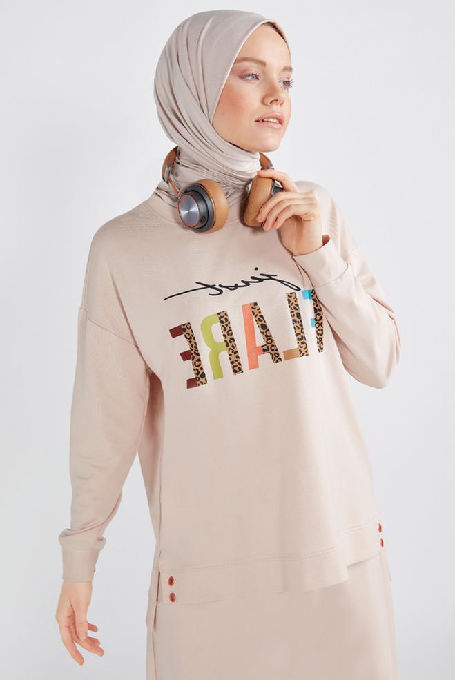 Tesettür giyim  YAZI BASKILI İKİLİ ETEKLİ TAKIM 42657  - ALVİNA