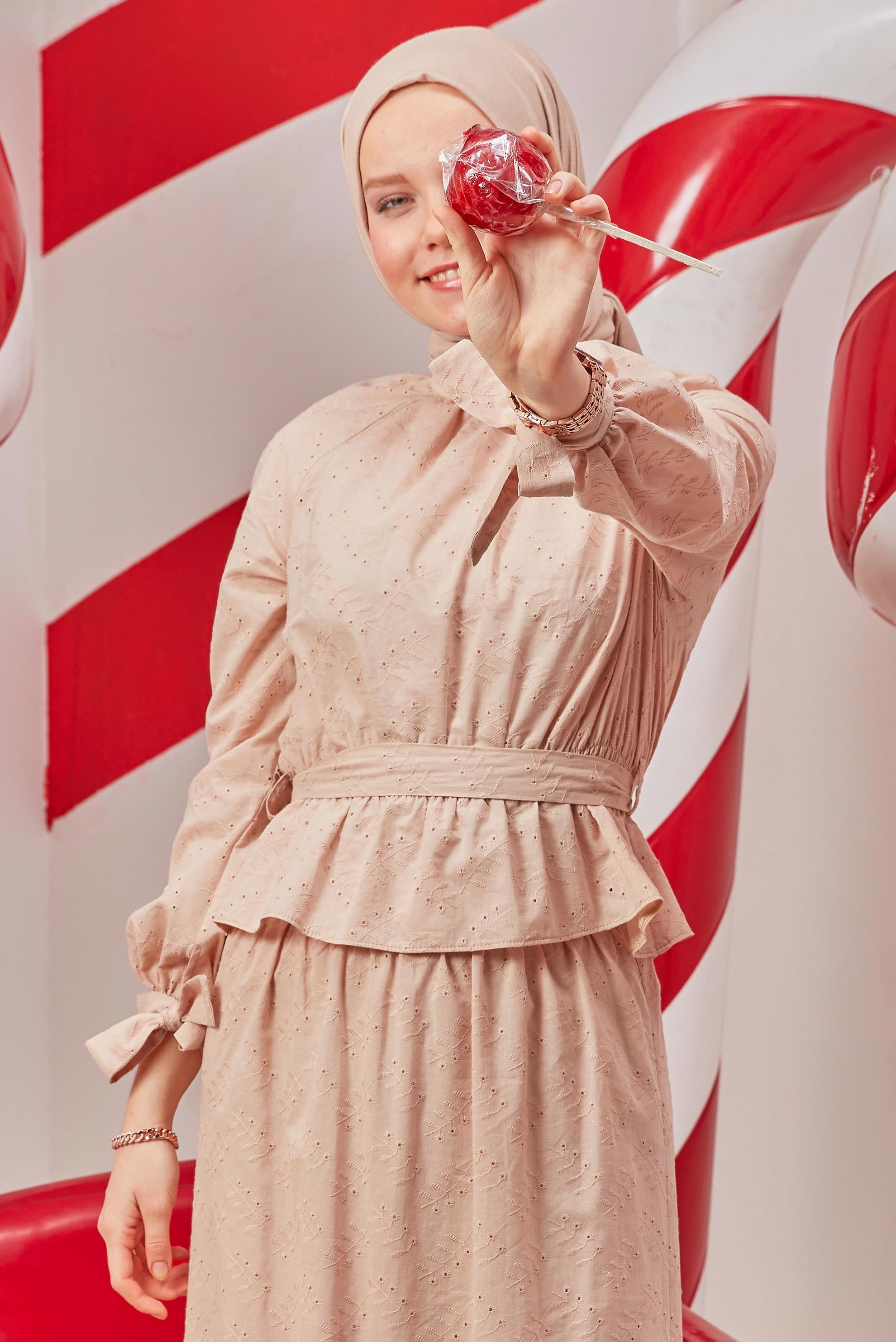 Tesettür giyim BEJ BELİ BÜZGÜLÜ KUŞAKLI FİSTOLU İKİLİ ETEKLİ TAKIM 42707 