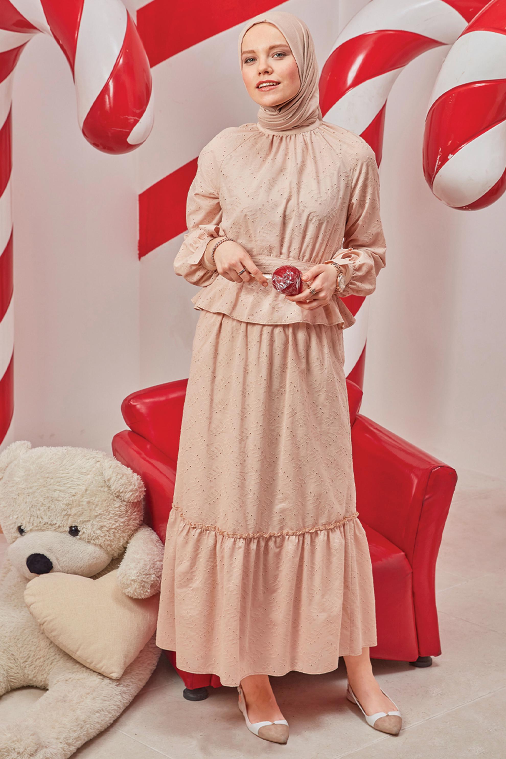 Tesettür giyim BEJ BELİ BÜZGÜLÜ KUŞAKLI FİSTOLU İKİLİ ETEKLİ TAKIM 42707 