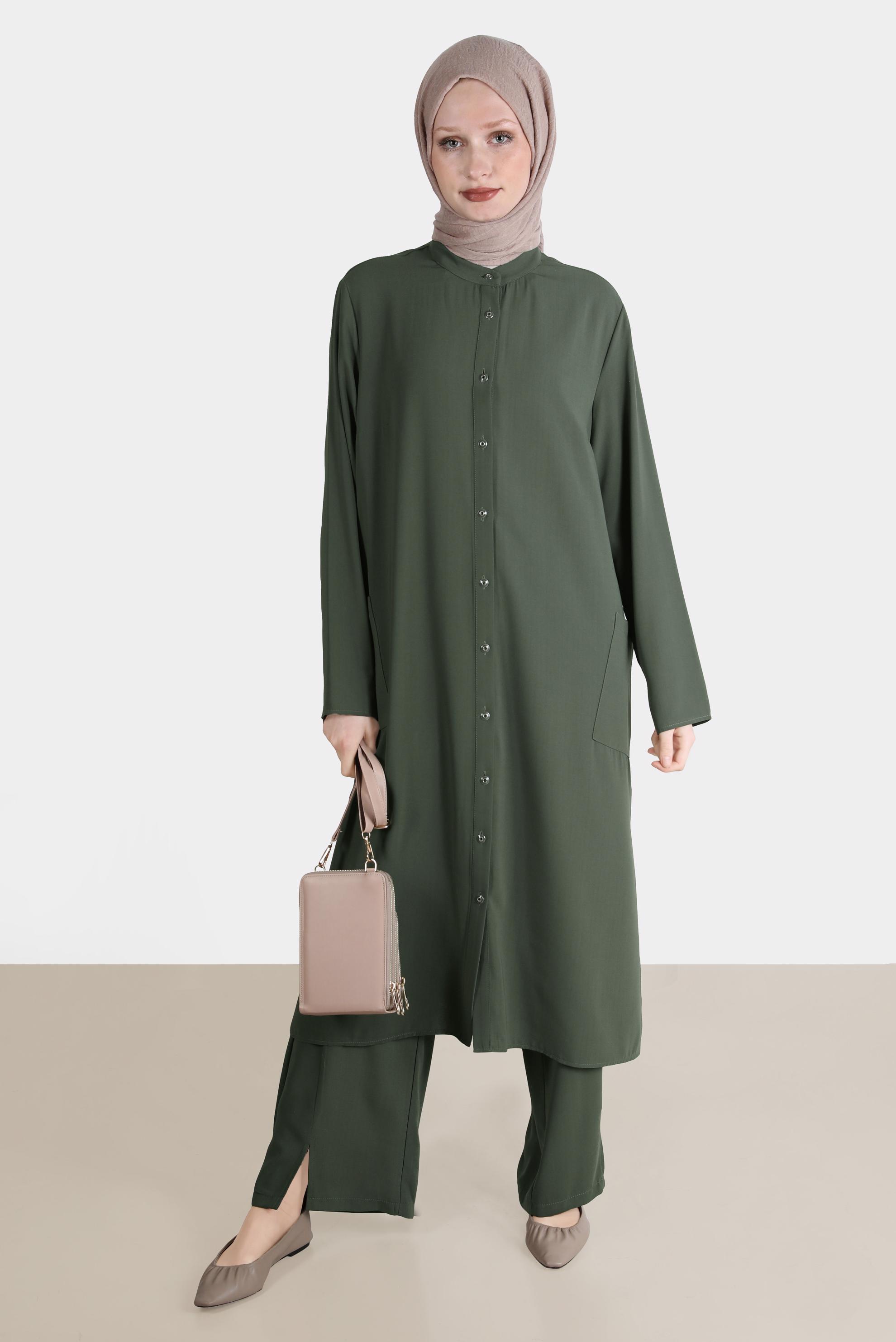 Tesettür giyim HAKİ BOYDAN DÜĞMELİ YIRTMAÇ DETAYLI İKİLİ PANT. TAKIM 42517 