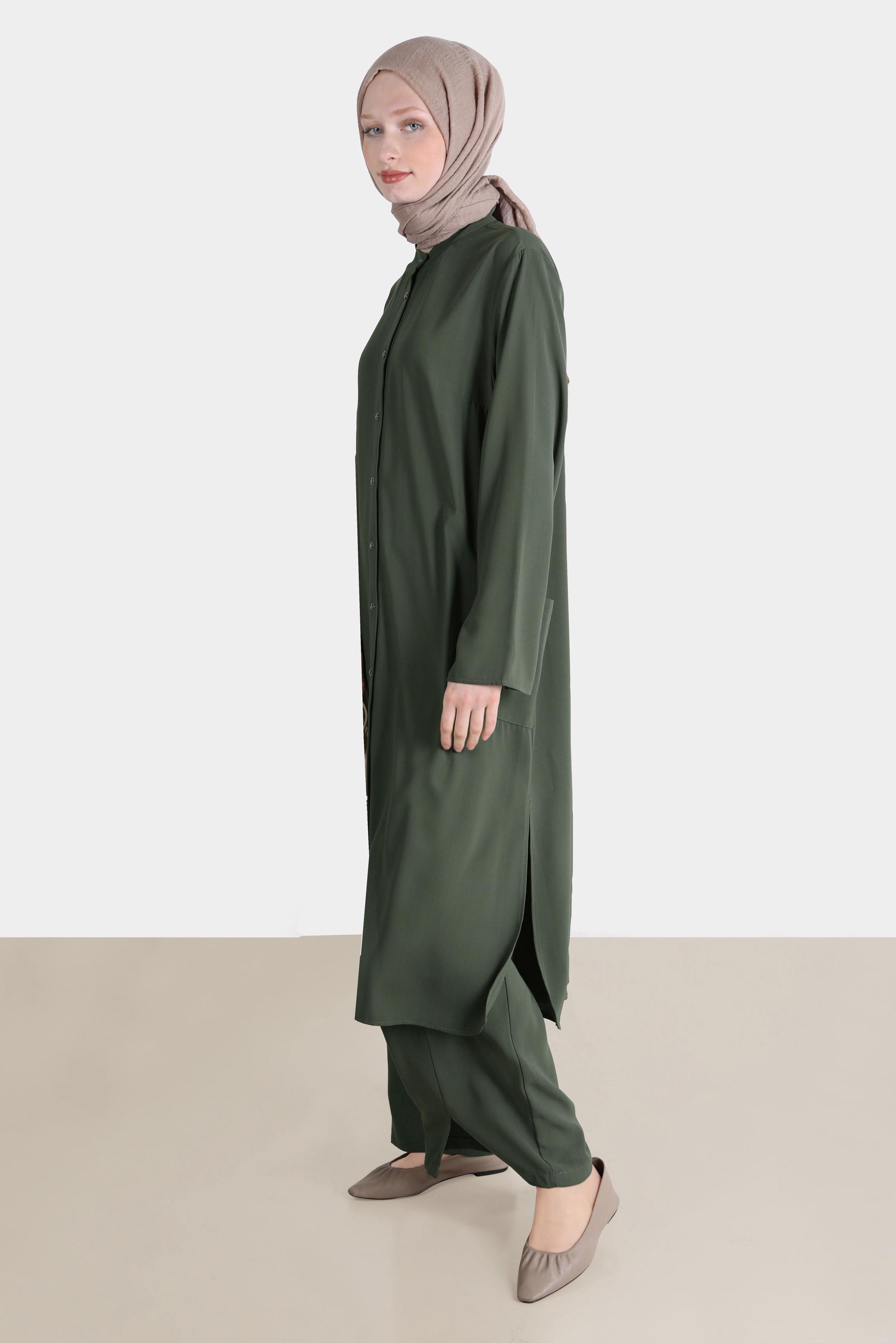 Tesettür giyim HAKİ BOYDAN DÜĞMELİ YIRTMAÇ DETAYLI İKİLİ PANT. TAKIM 42517 