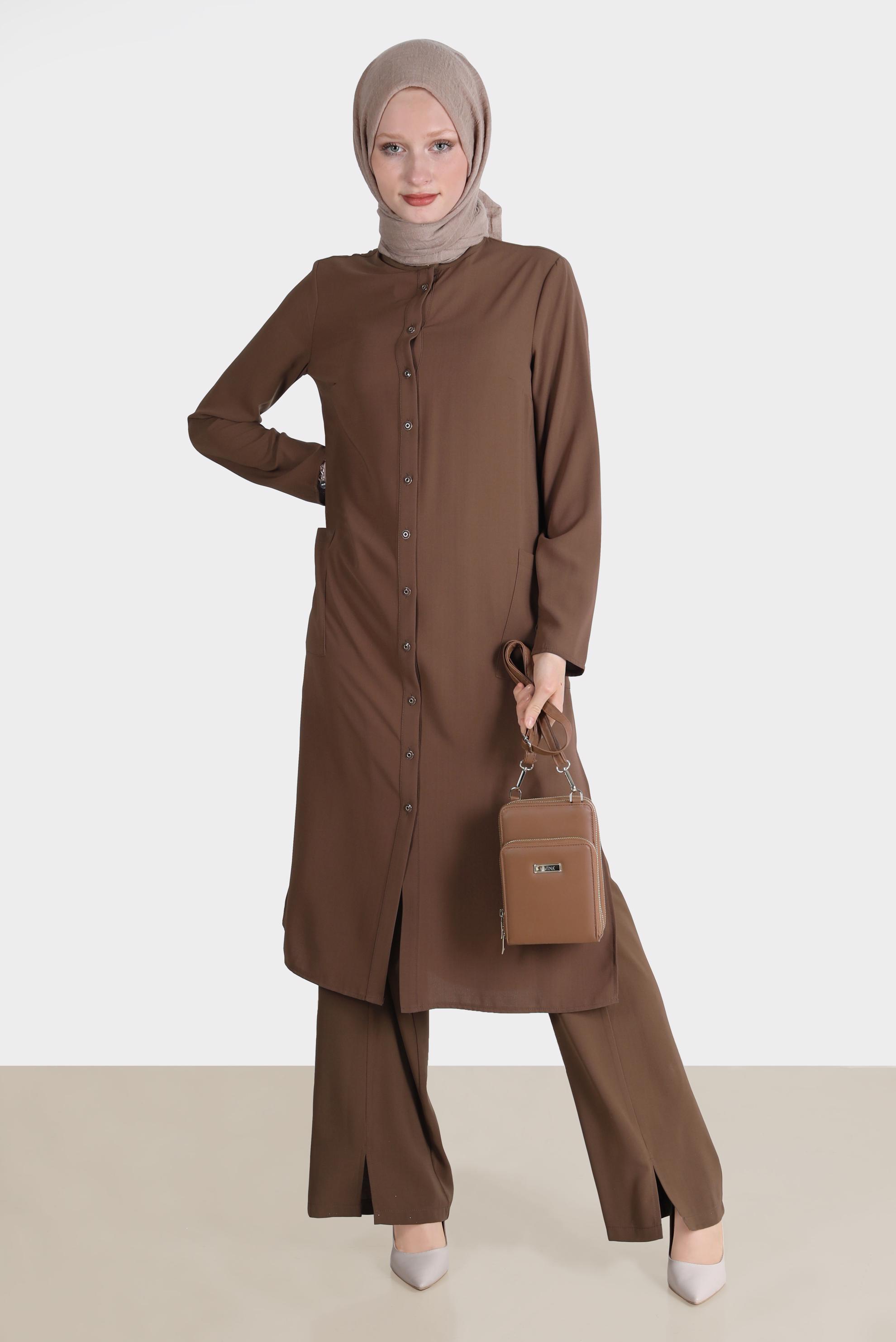 Tesettür giyim KAHVE BOYDAN DÜĞMELİ YIRTMAÇ DETAYLI İKİLİ PANT. TAKIM 42517 