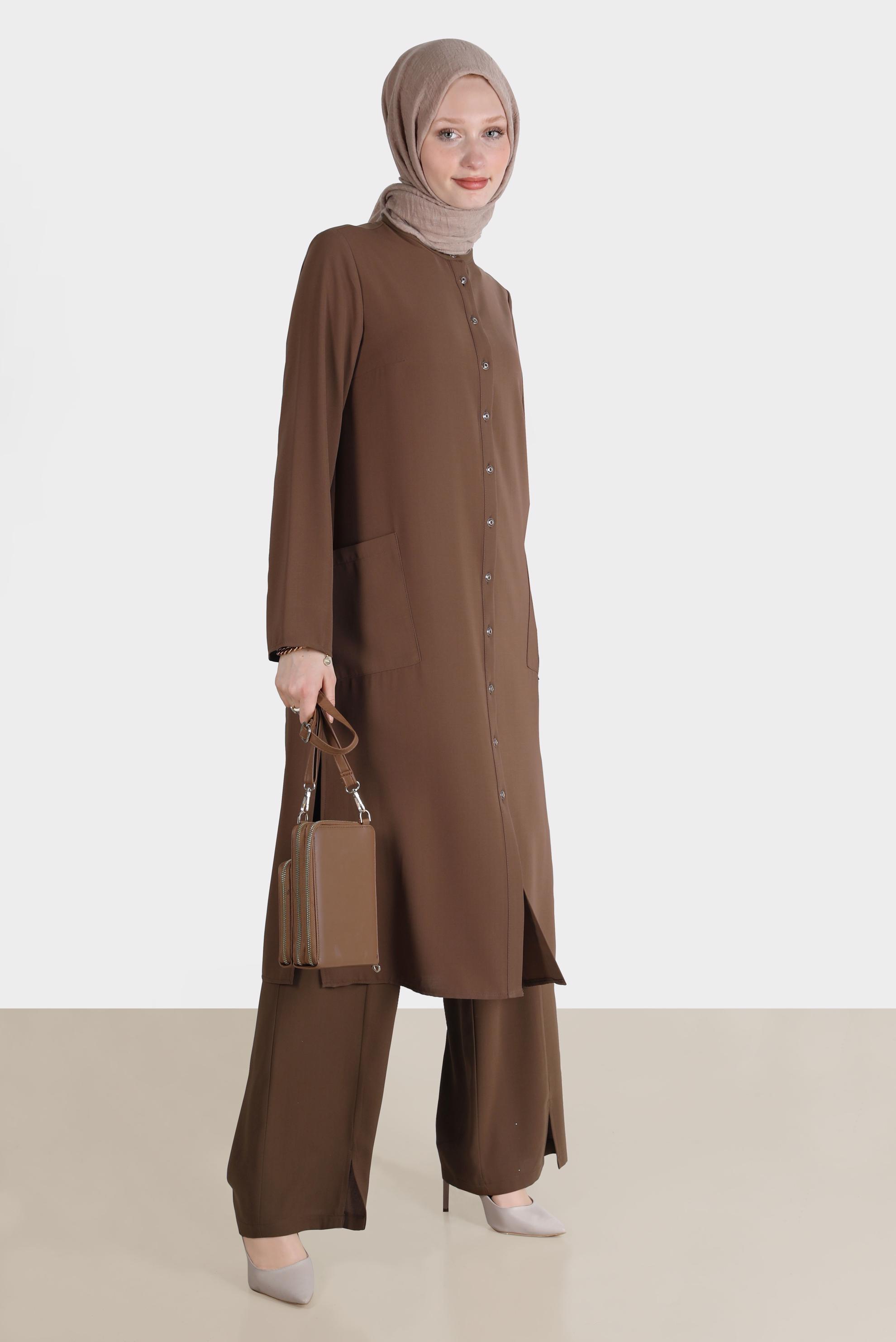 Tesettür giyim KAHVE BOYDAN DÜĞMELİ YIRTMAÇ DETAYLI İKİLİ PANT. TAKIM 42517 