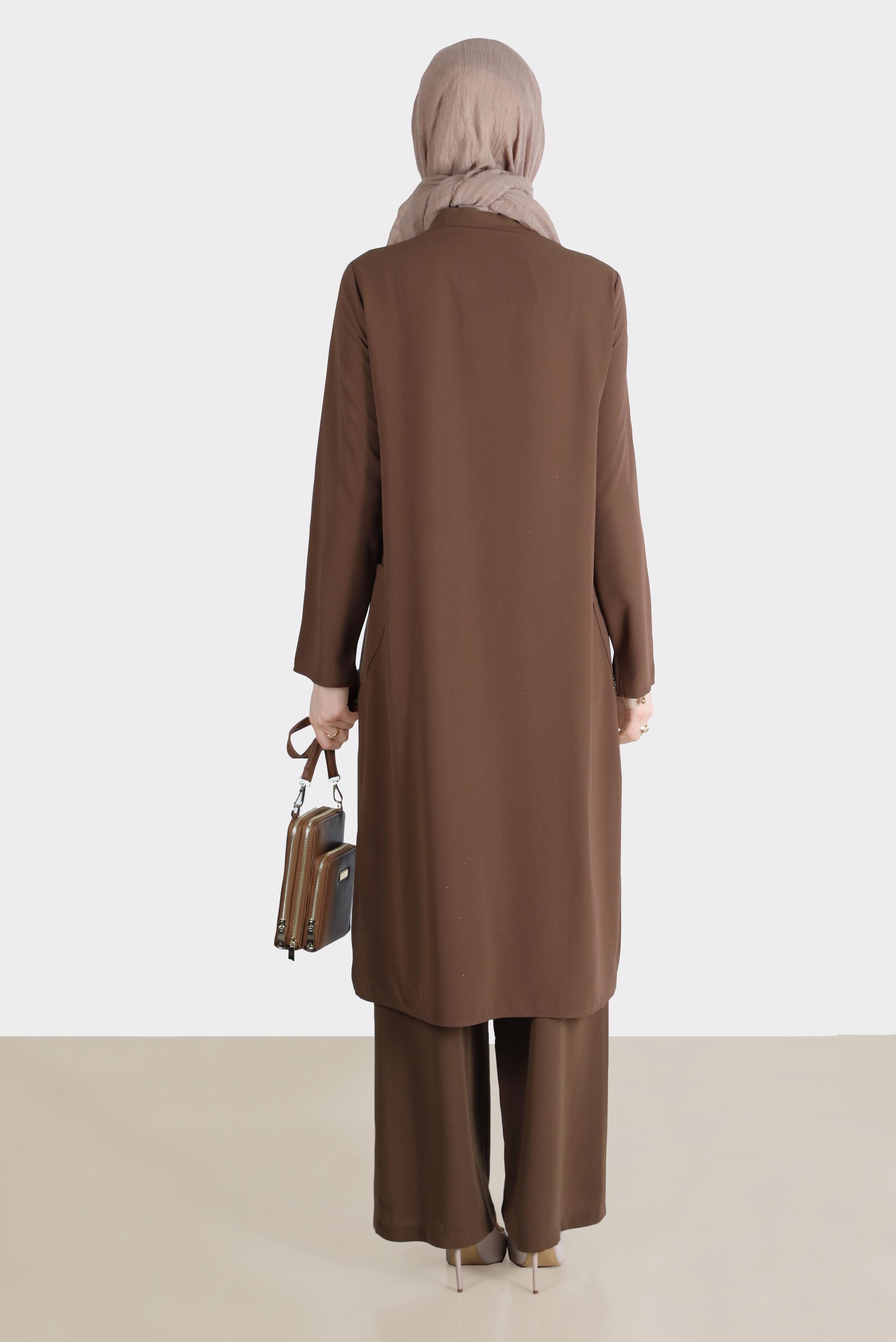 Tesettür giyim KAHVE BOYDAN DÜĞMELİ YIRTMAÇ DETAYLI İKİLİ PANT. TAKIM 42517 