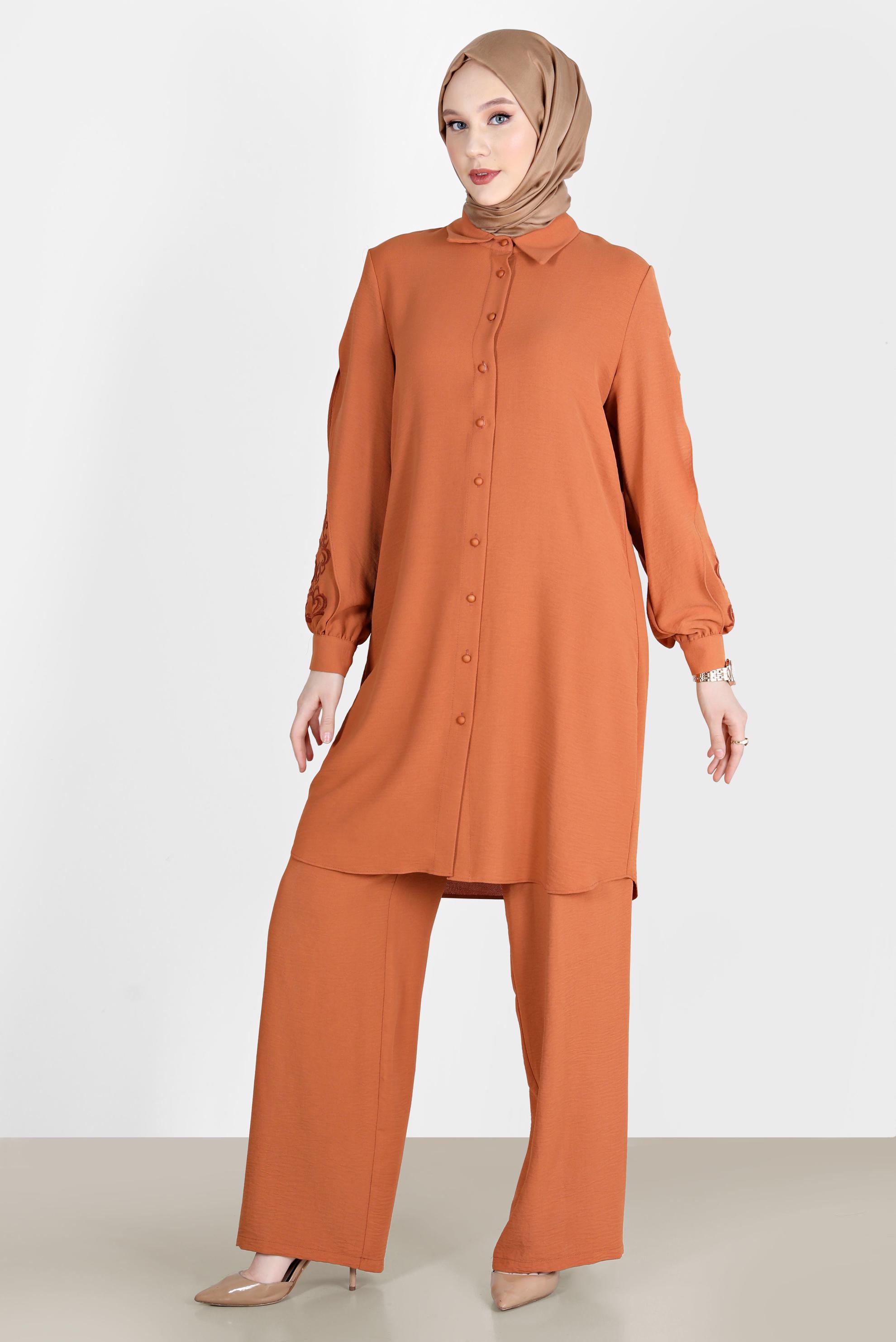 Tesettür giyim TABA KOLLARI NAKIŞLI VOLAN DETAYLI İKİLİ PANT. TAKIM 42608 